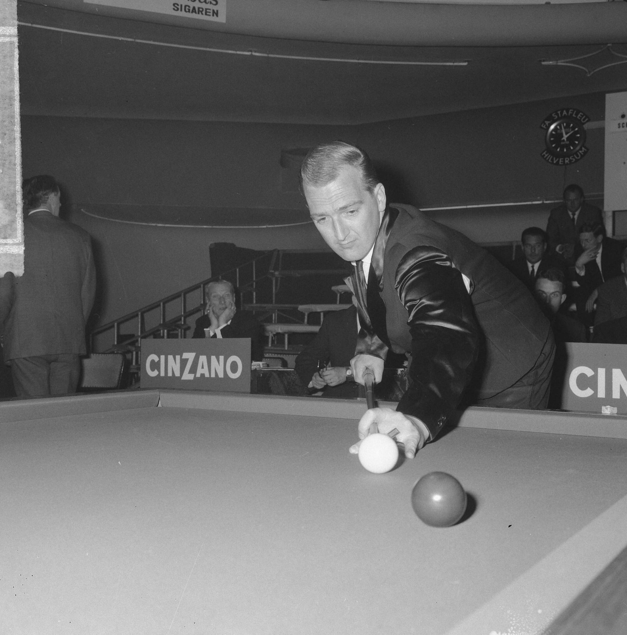 Fotocollectie Anefo — Wereldkampioenschappen driebanden te Hilversum, de Oostenrijker Johann Scherz aan stoot — Foto: Nijs, Jac. de / Anefo. Licentie: Set B: Rechtenvrij / Publiek Domein. Bron: Nationaal Archief. http://hdl.handle.net/10648/aaa729cc-d0b4-102d-bcf8-003048976d84