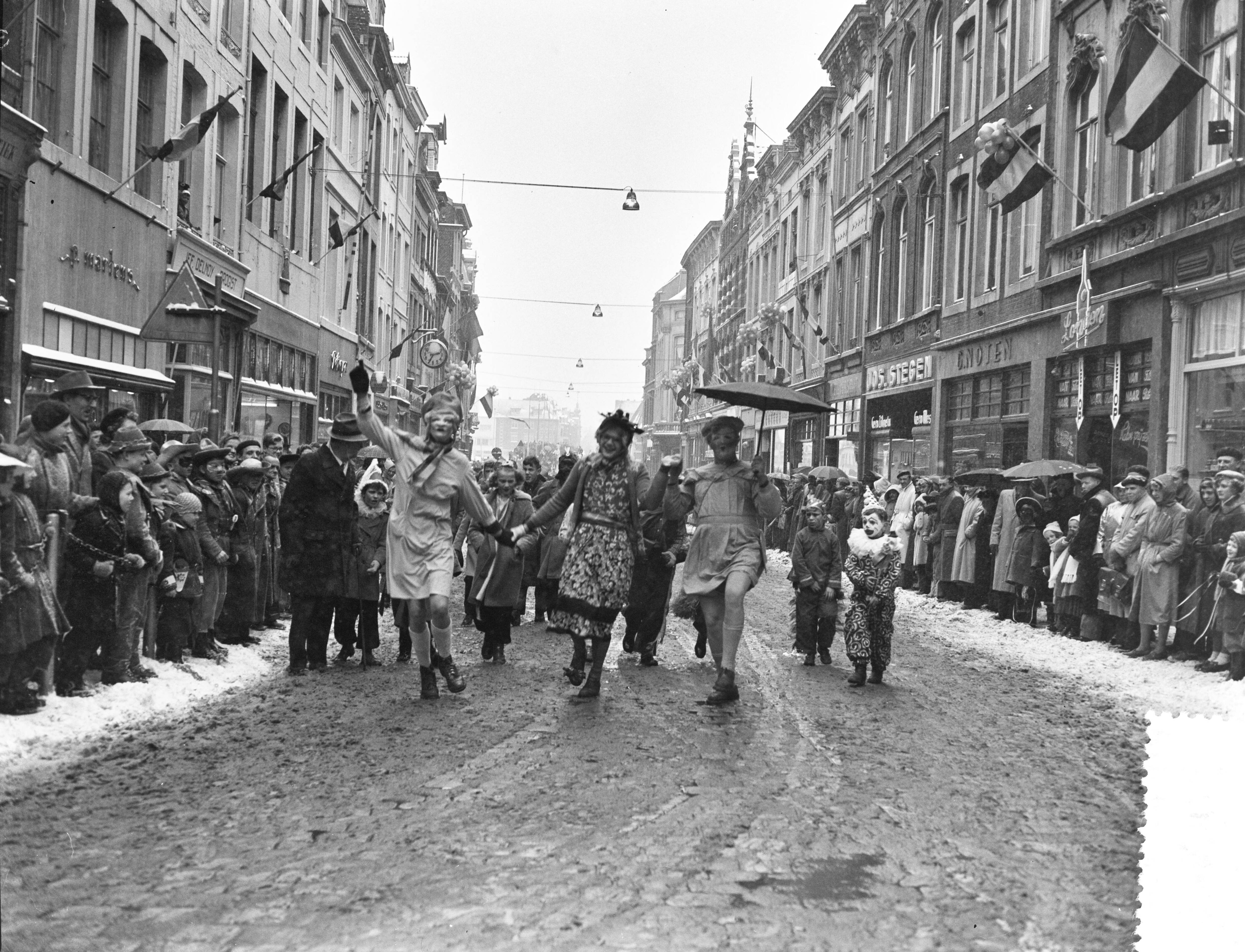 Fotocollectie Anefo — Carnavalsoptocht te Maastricht in de sneeuw — Foto: Pot, Harry / Anefo. Licentie: Set B: Rechtenvrij / Publiek Domein. Bron: Nationaal Archief. http://hdl.handle.net/10648/a930f28a-d0b4-102d-bcf8-003048976d84