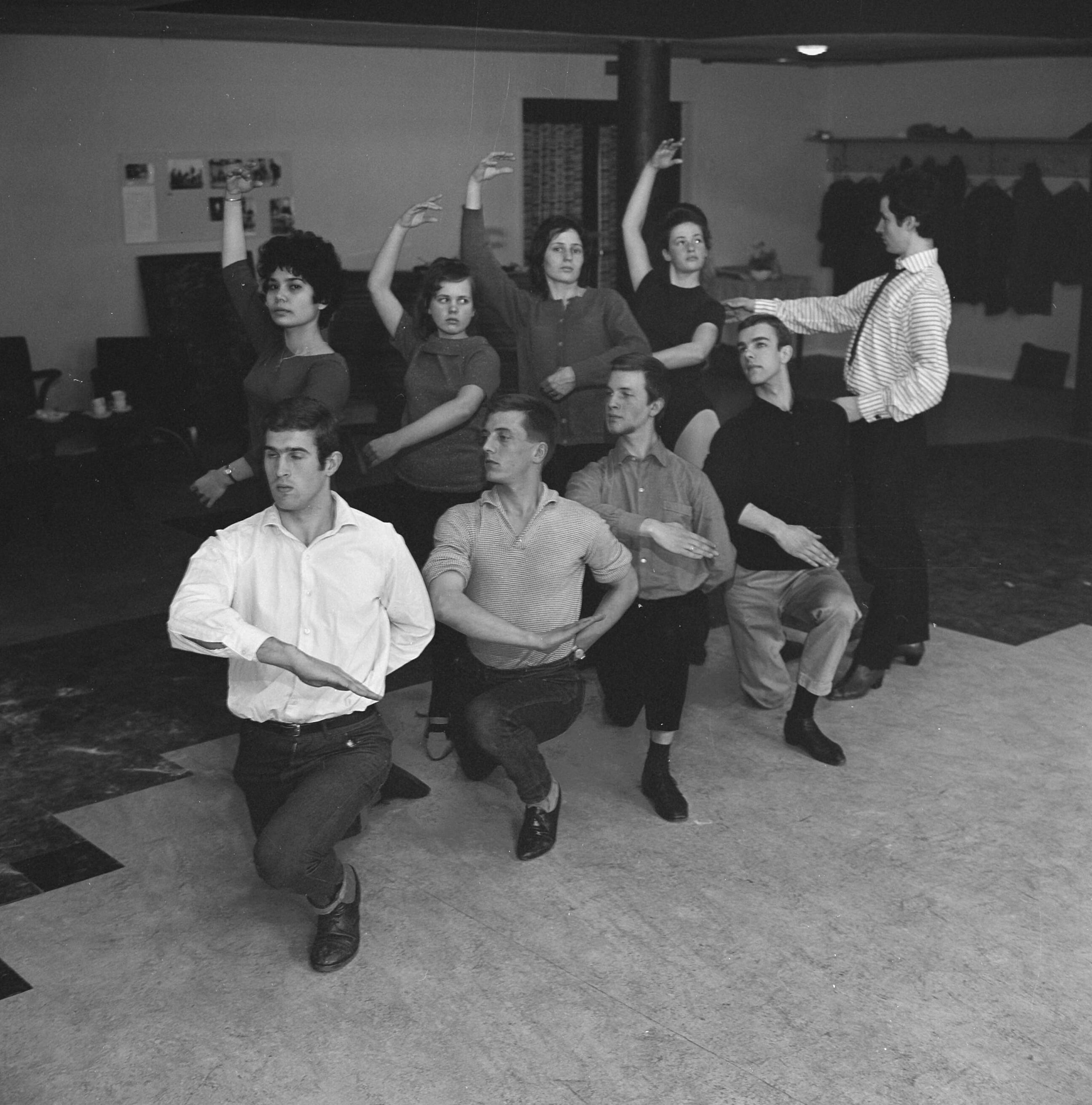 Fotocollectie Anefo — Eerste Nederlandse Show Academie te Den Haag geeft Spaanse danslessen — Foto: Koch, Eric / Anefo. Licentie: Set B: Rechtenvrij / Publiek Domein. Bron: Nationaal Archief. http://hdl.handle.net/10648/a9fe4672-d0b4-102d-bcf8-003048976d84