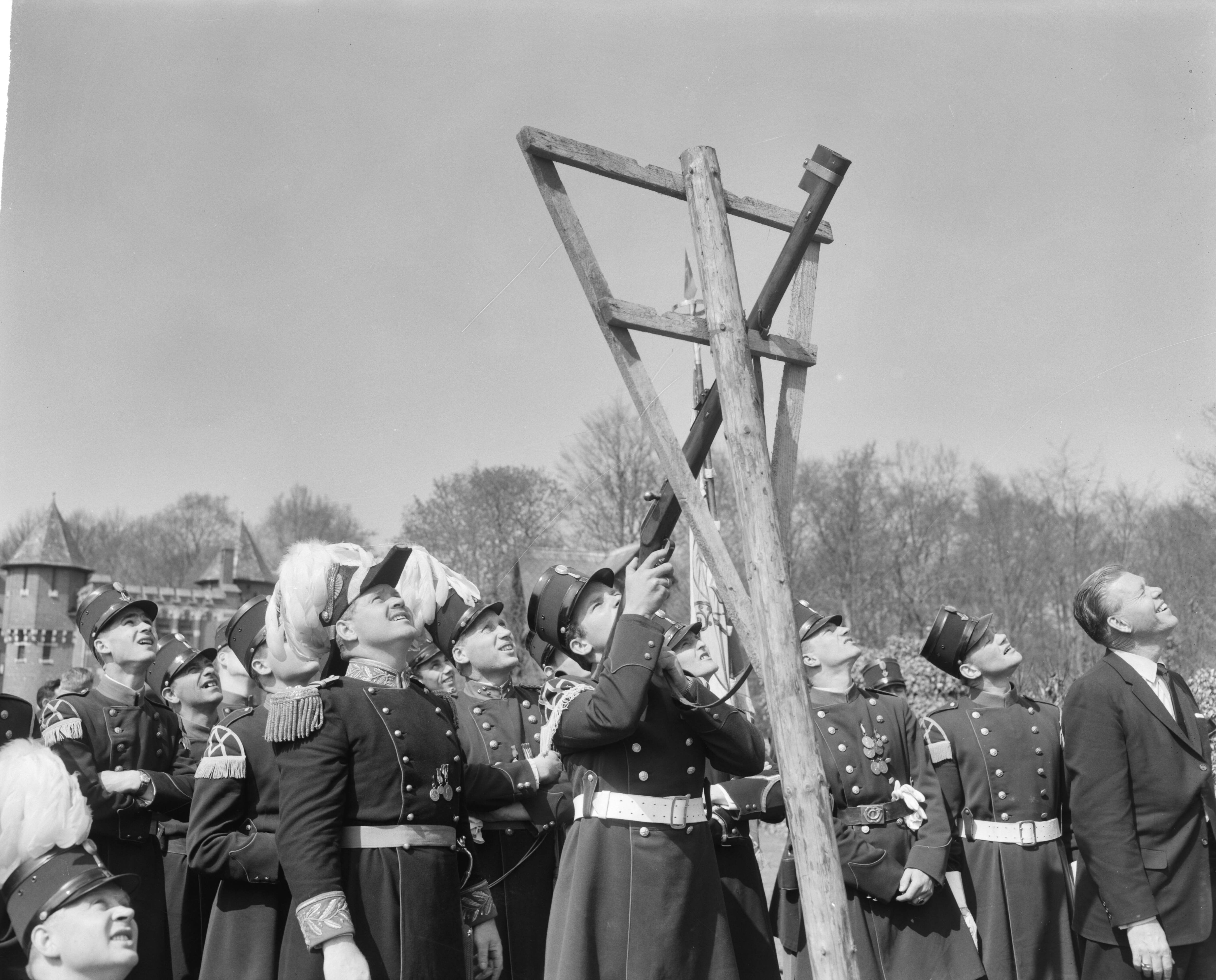 Fotocollectie Anefo — Opnamen voor Amerikaans televisieprogramma "The Today Show" op Kasteel De Haar te Haarzuilens: schuttersfeest met vogelschieten. Een schutter legt aan — Foto: Bilsen, Joop van / Anefo. Licentie: Set B: Rechtenvrij / Publiek Domein. Bron: Nationaal Archief. http://hdl.handle.net/10648/aa3417a2-d0b4-102d-bcf8-003048976d84