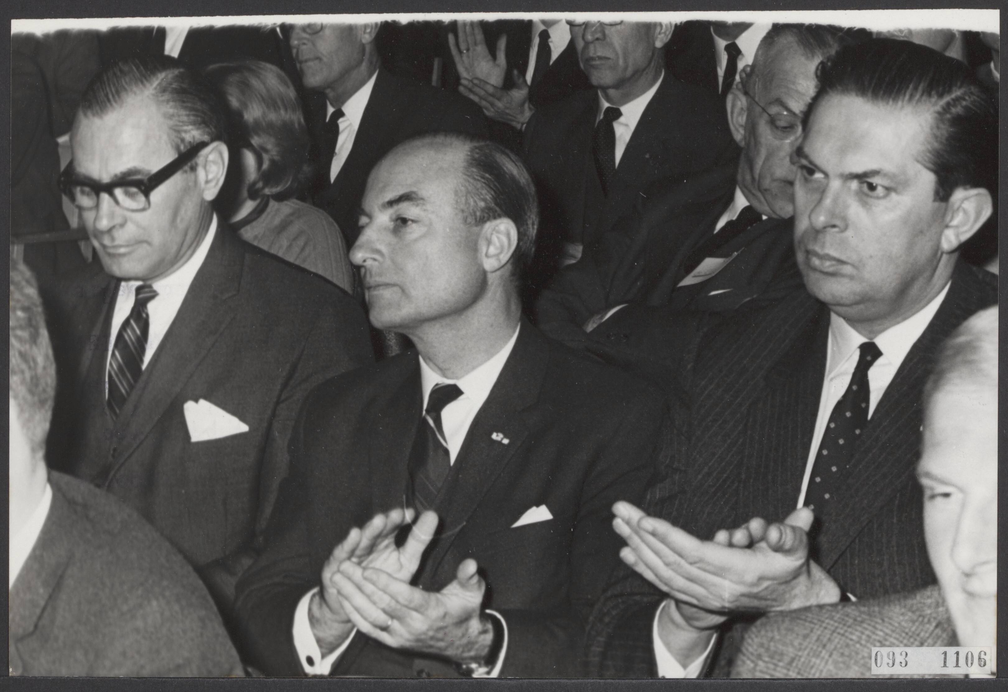 Fotocollectie Elsevier Binnenland — Tijdens het congres van de Radicalen [werkgroep Christen-Radicalen binnen de KVP en AR] (stuurs) applaus van sommige aanwezigen. Vlnr. ARP-fractievoorzitter Mellema, KVP-fractievoorzitter Schmelzer en Biesheuvel — Foto: Kroon, Ron / Anefo. Licentie: Set B: Rechtenvrij / Publiek Domein. Bron: Nationaal Archief. http://hdl.handle.net/10648/ae2a3a12-d0b4-102d-bcf8-003048976d84