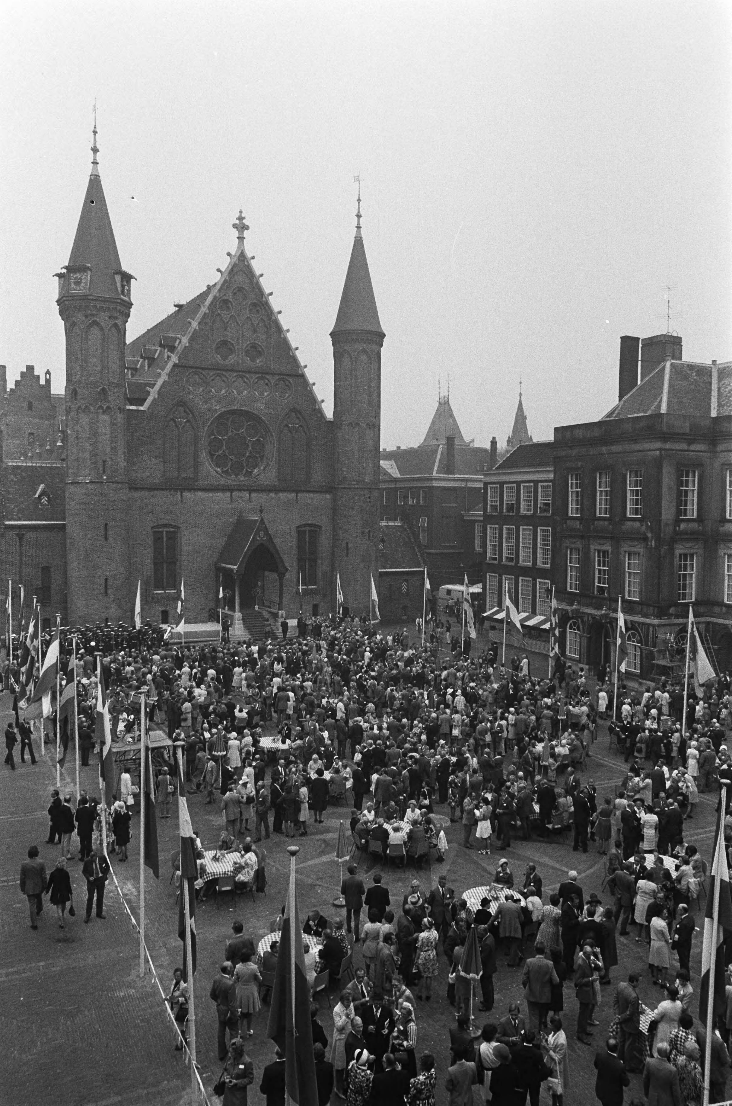 Fotocollectie Anefo — Viering Zilveren Regeringsjubileum van Koningin Juliana in Den Haag , overzicht Binnenhof waar koffietafel wordt gehouden — Foto: Mieremet, Rob / Anefo. Licentie: Set B: Rechtenvrij / Publiek Domein. Bron: Nationaal Archief. http://hdl.handle.net/10648/ac363940-d0b4-102d-bcf8-003048976d84