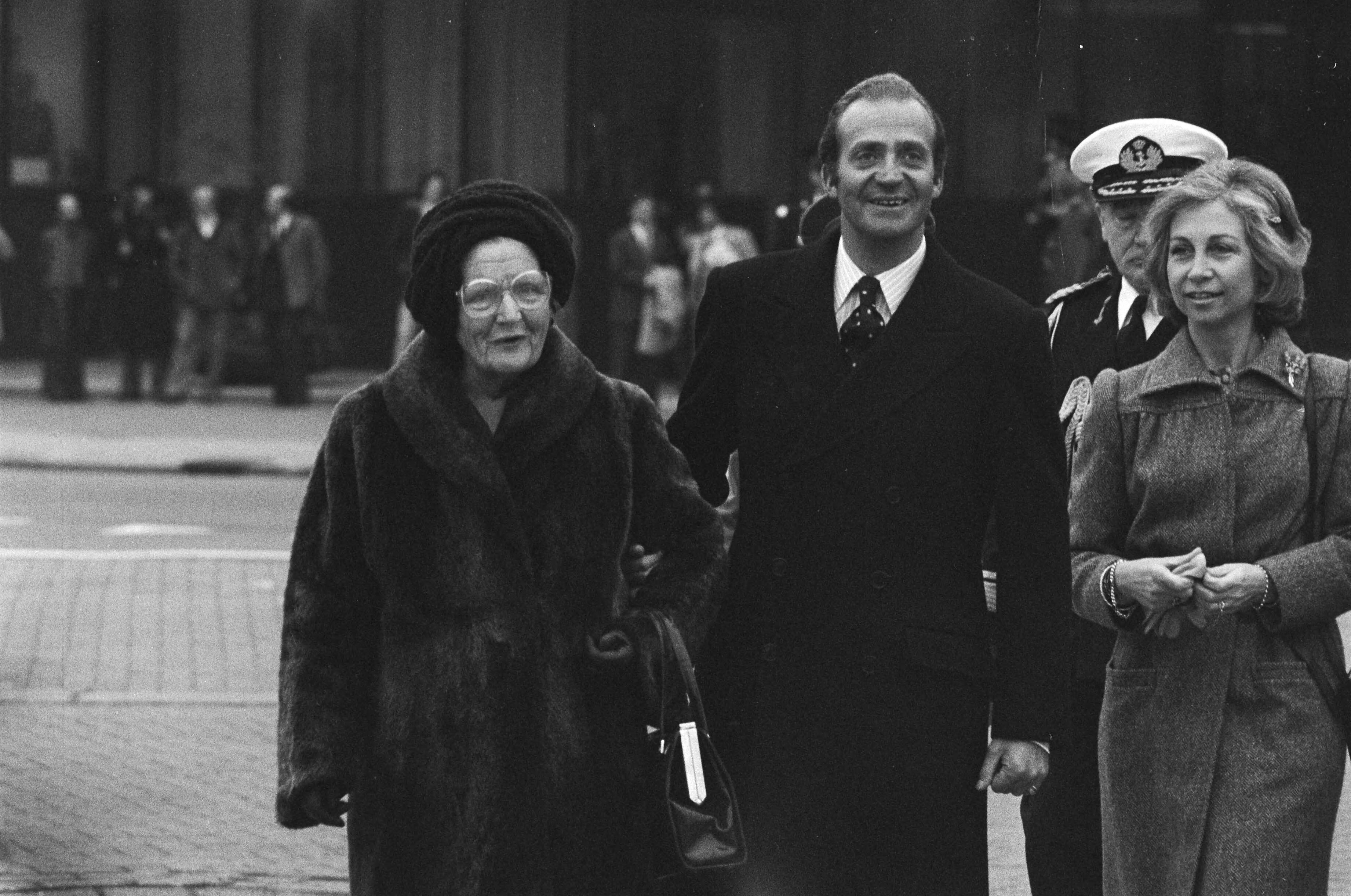 Fotocollectie Anefo — Koningin neemt op Schiphol afscheid van Spaans Koninklijk paar; Koning Juan Carlos gearmd met Koningin Juliana , rechts Koningin Sophia — Foto: Croes, Rob C. / Anefo. Licentie: Set B: Rechtenvrij / Publiek Domein. Bron: Nationaal Archief. http://hdl.handle.net/10648/acdcbff4-d0b4-102d-bcf8-003048976d84