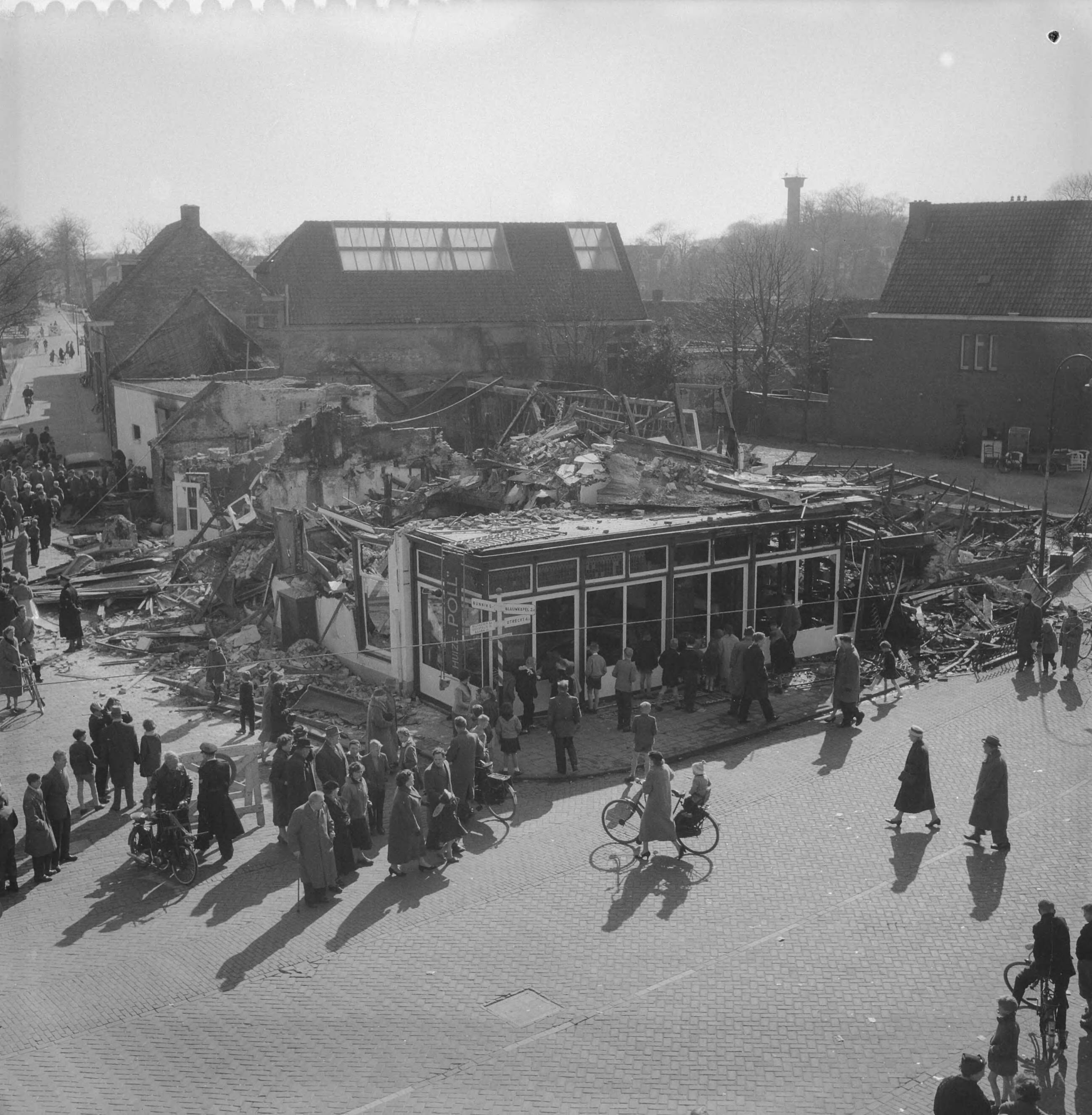 Fotocollectie Anefo — Brand in Hotel Poll aan de Dorpsstraat te De Bilt — Foto: Hartkamp, […] / Anefo. Licentie: Set B: Rechtenvrij / Publiek Domein. Bron: Nationaal Archief. http://hdl.handle.net/10648/a979af84-d0b4-102d-bcf8-003048976d84