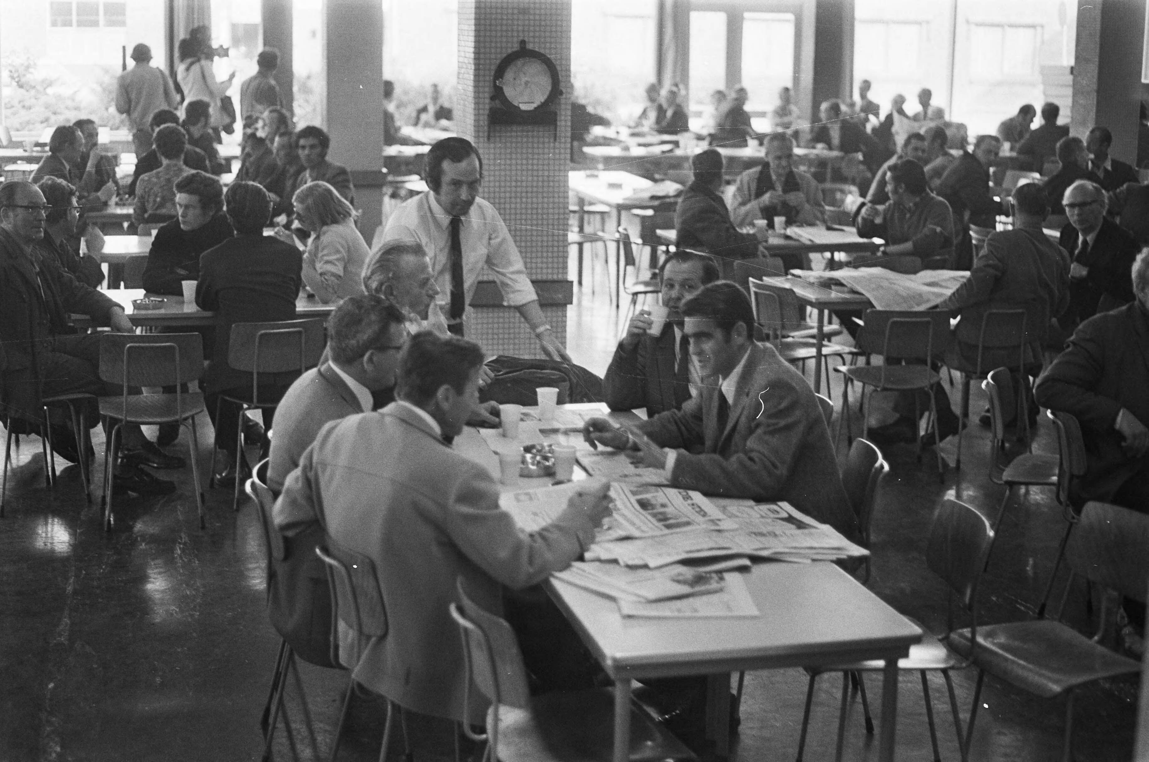 Fotocollectie Anefo — Werknemers hebben ENKA Breda bezet, bezetters in de kantine — Foto: Peters, Hans / Anefo. Licentie: Set B: Rechtenvrij / Publiek Domein. Bron: Nationaal Archief. http://hdl.handle.net/10648/abf67f6c-d0b4-102d-bcf8-003048976d84