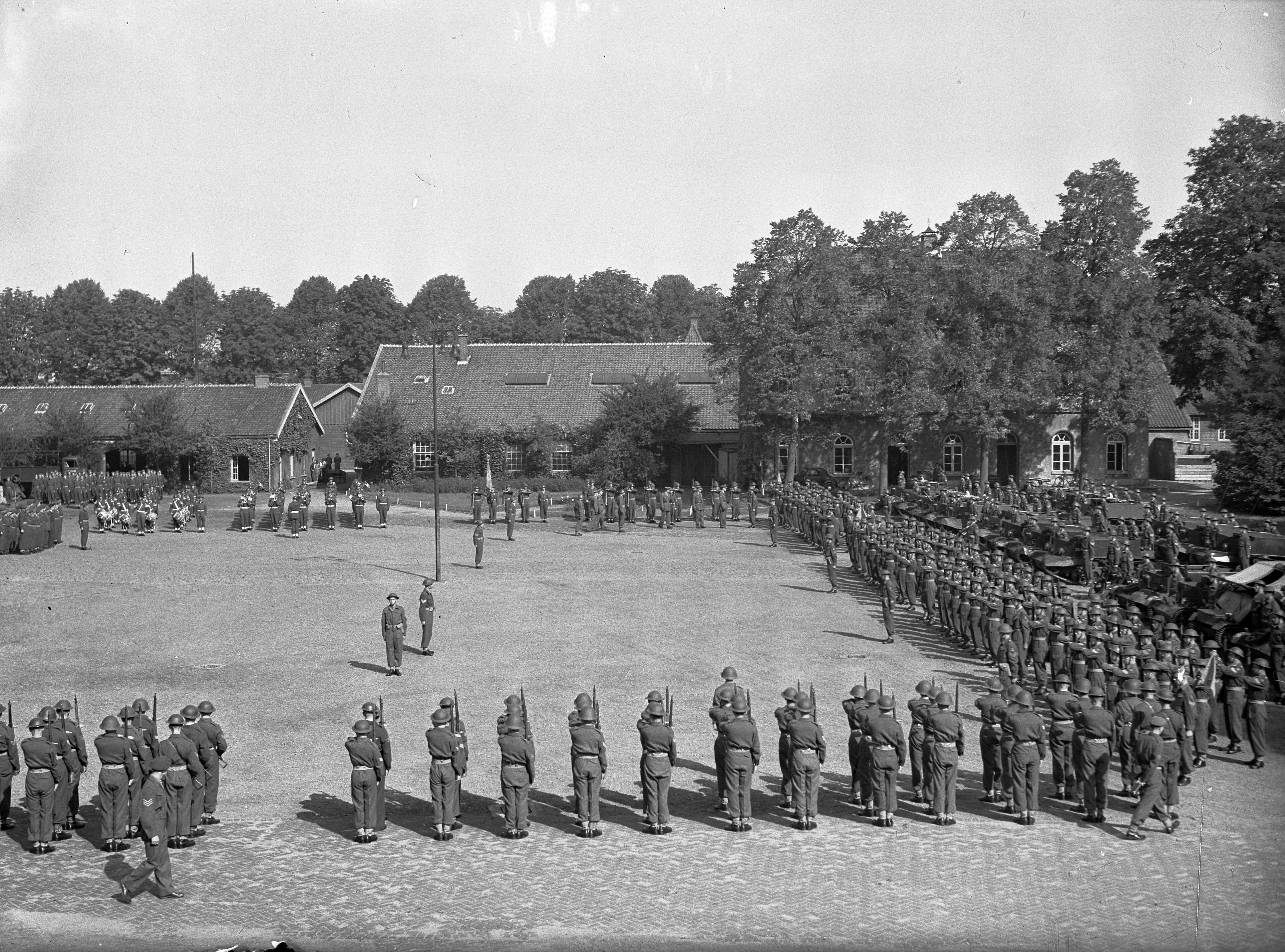 Fotocollectie Anefo — Afscheidsparade opleidingscursus Reserve-officieren Breda. Troepen staan aangetreden op de paradeplaats van de KMA — Foto: Wisman, Bram / Anefo. Licentie: Set B: Rechtenvrij / Publiek Domein. Bron: Nationaal Archief. http://hdl.handle.net/10648/a8ad02e0-d0b4-102d-bcf8-003048976d84