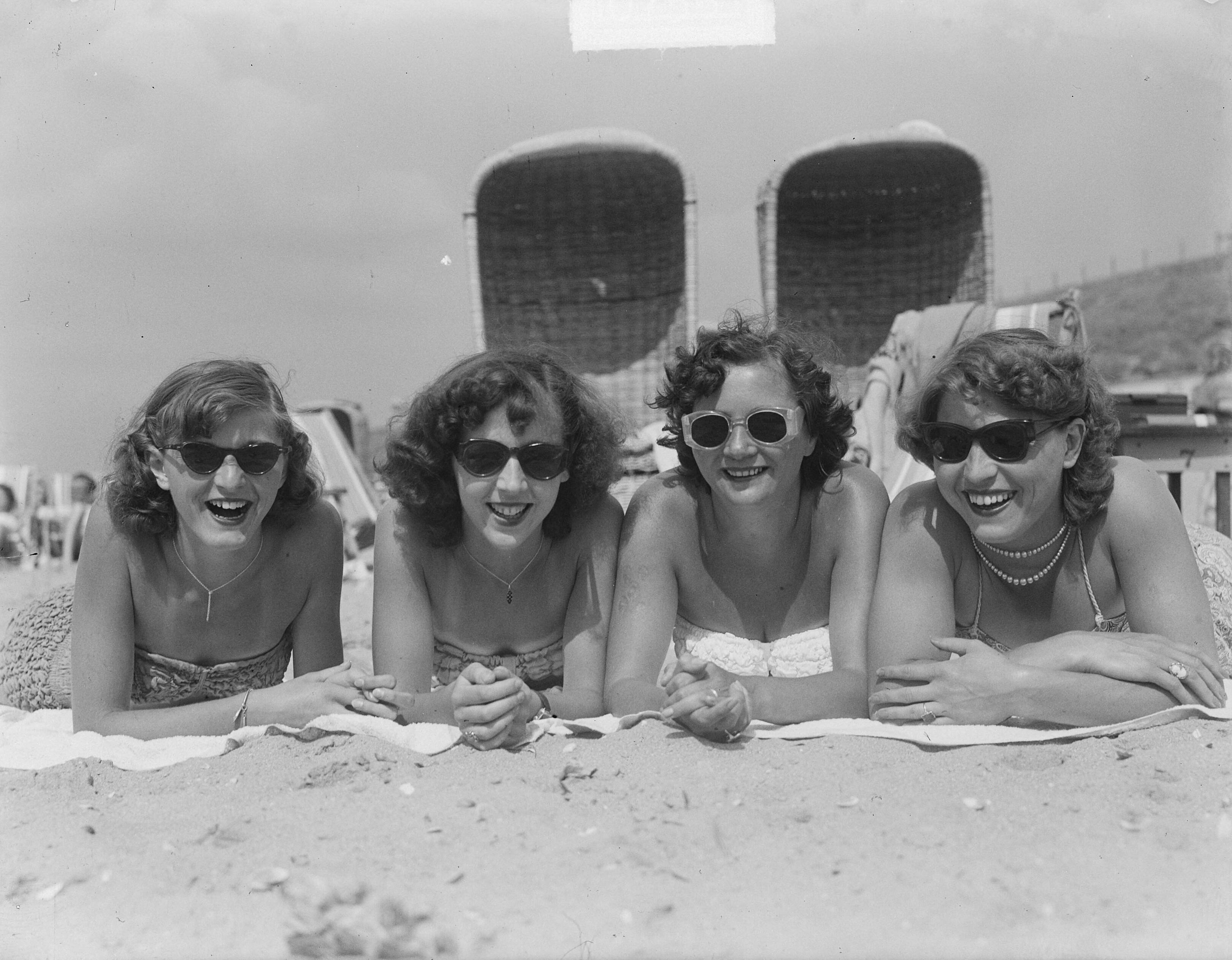 Badseizoen Zandvoort. Dames — Badseizoen Zandvoort. Dames op het strand — Foto: Pot, Harry / Anefo. Licentie: Set B: Rechtenvrij / Publiek Domein. Bron: Nationaal Archief. http://hdl.handle.net/10648/a8dbbc20-d0b4-102d-bcf8-003048976d84