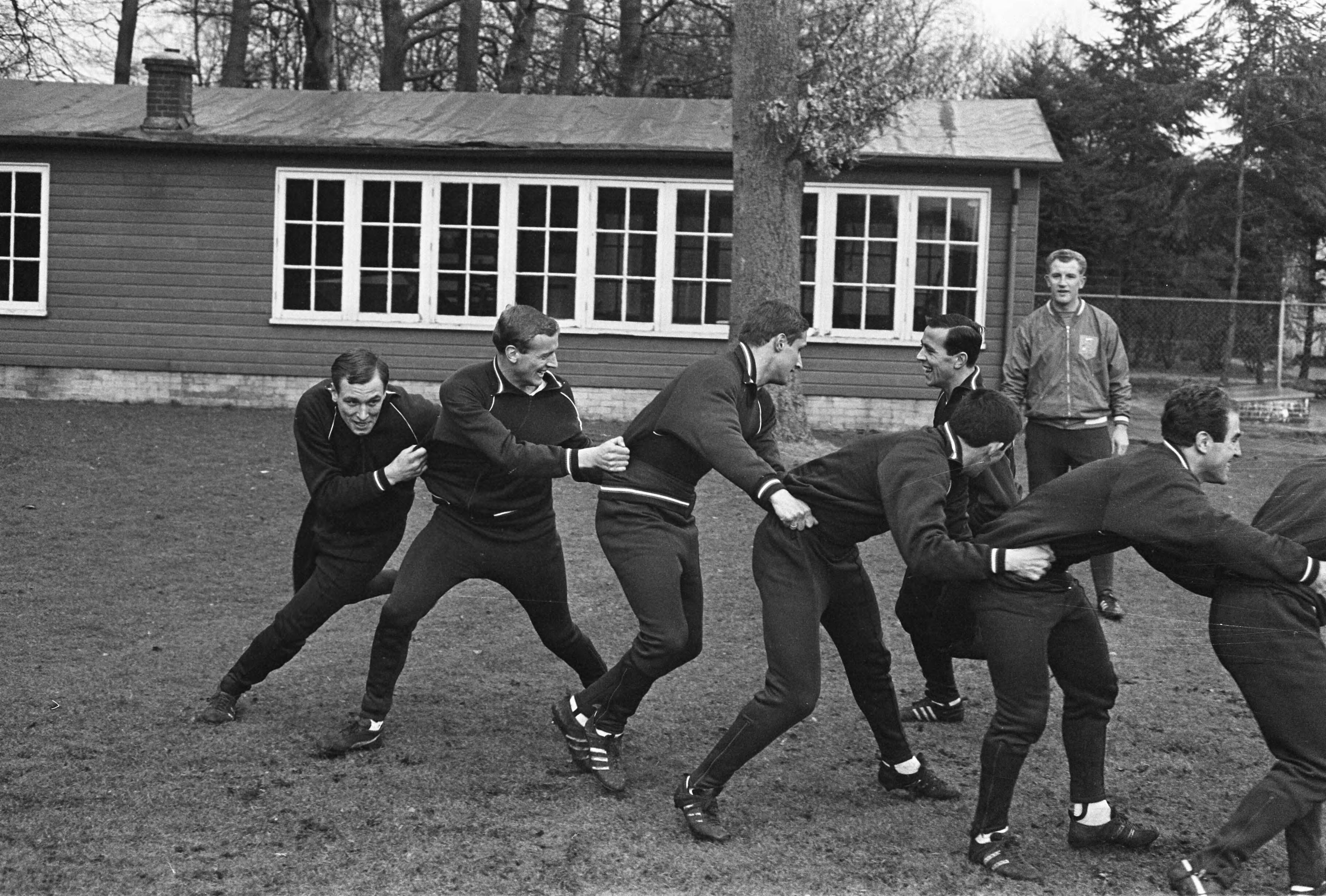Fotocollectie Anefo — Training Nederlands elftal te Zeist — Foto: Kroon, Ron / Anefo. Licentie: Set B: Rechtenvrij / Publiek Domein. Bron: Nationaal Archief. http://hdl.handle.net/10648/ab0ef296-d0b4-102d-bcf8-003048976d84