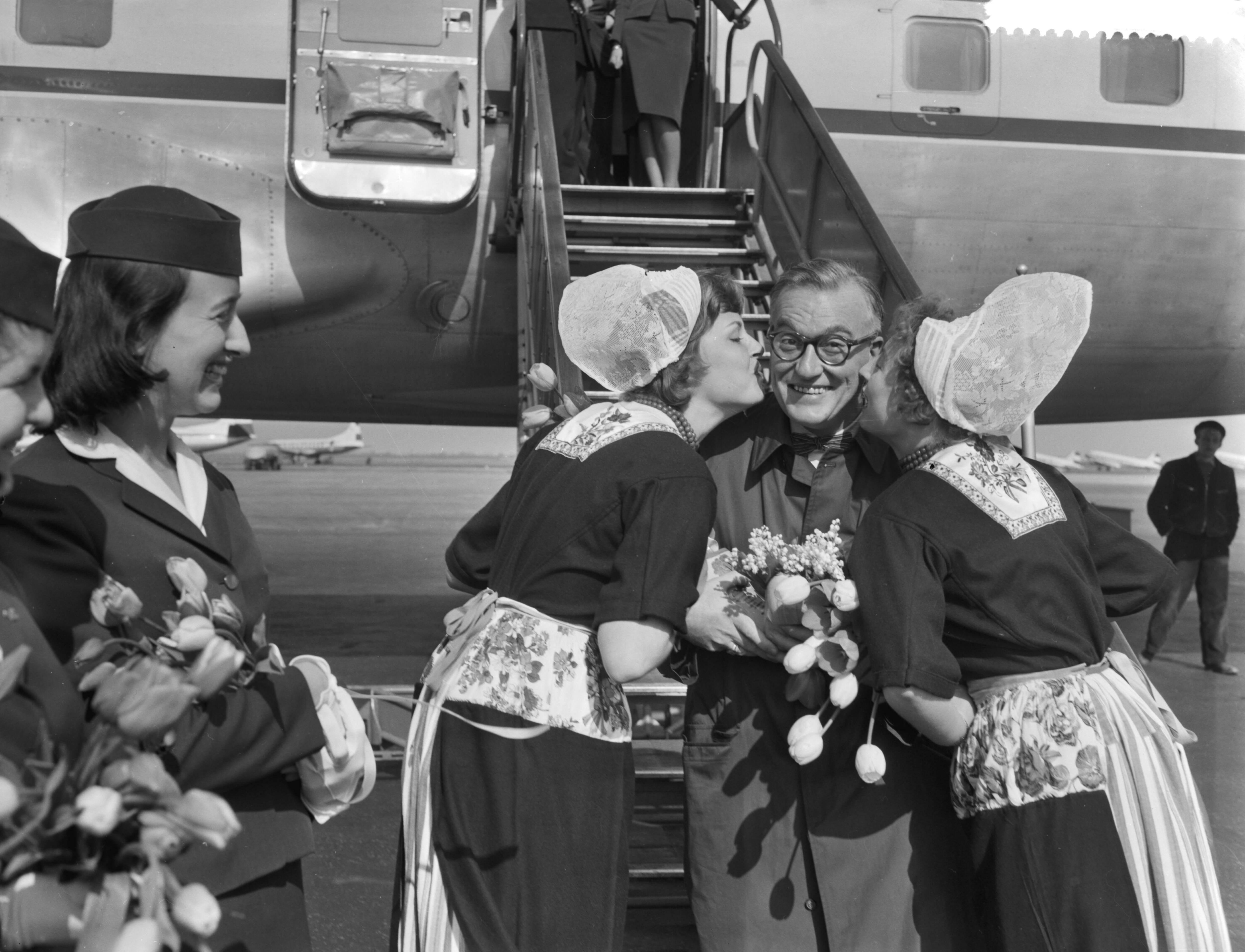 Fotocollectie Anefo — Aankomst van de Amerikaans televisiepersoonlijkheid David Garroway op Schiphol, na zijn aankomst wordt Garroway [host en anchor van NBC's Today] verwelkomd door Volendamse schonen — Foto: Rossem, Wim van / Anefo. Licentie: Set B: Rechtenvrij / Publiek Domein. Bron: Nationaal Archief. http://hdl.handle.net/10648/a9924300-d0b4-102d-bcf8-003048976d84