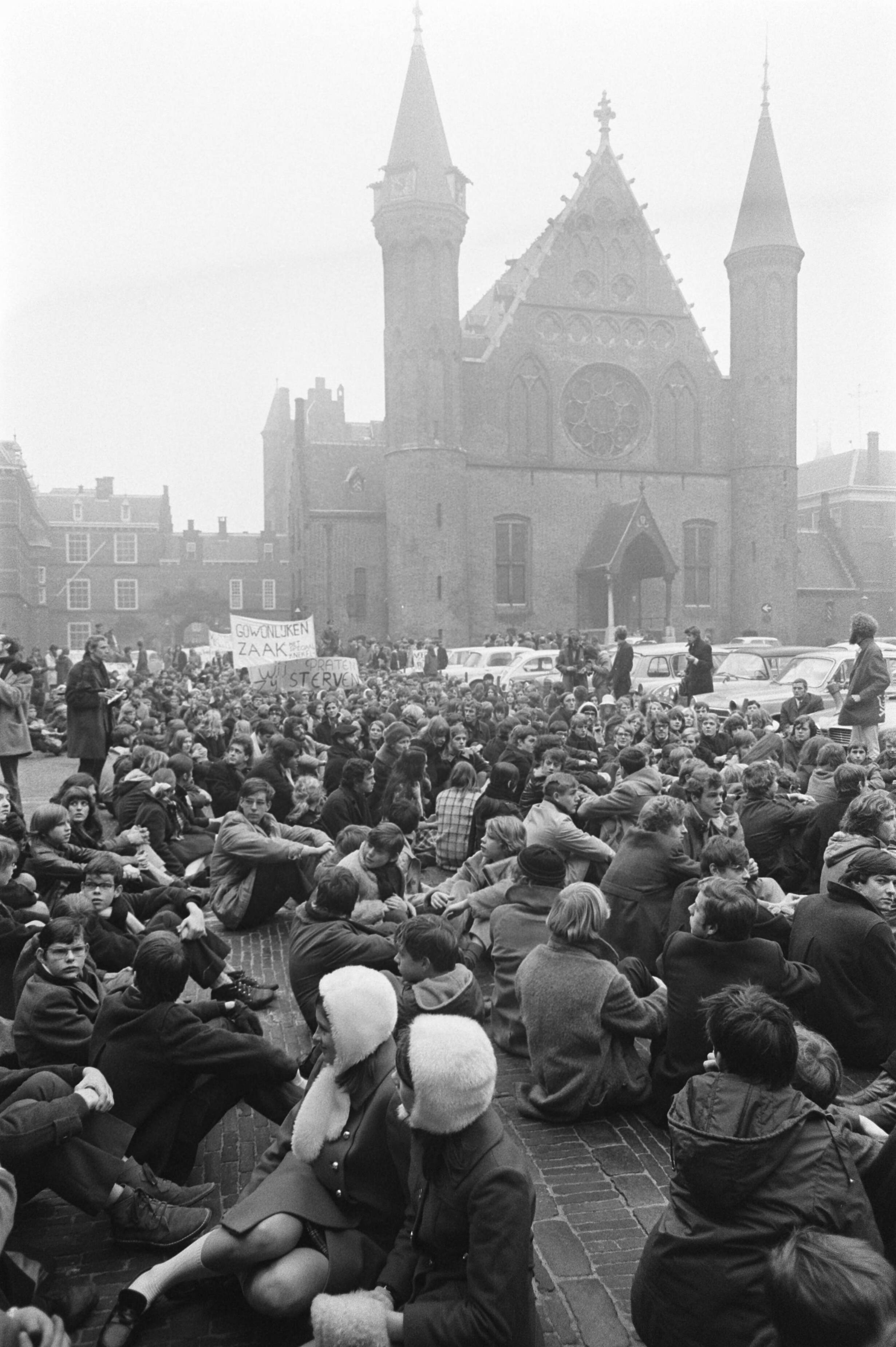Fotocollectie Anefo — Protestmars van duizenden scholieren en studenten voor hulp aan Biafra, Den Haag . Demonstranten op Binnenhof — Foto: Evers, Joost / Anefo. Licentie: Set B: Rechtenvrij / Publiek Domein. Bron: Nationaal Archief. http://hdl.handle.net/10648/ab896a94-d0b4-102d-bcf8-003048976d84