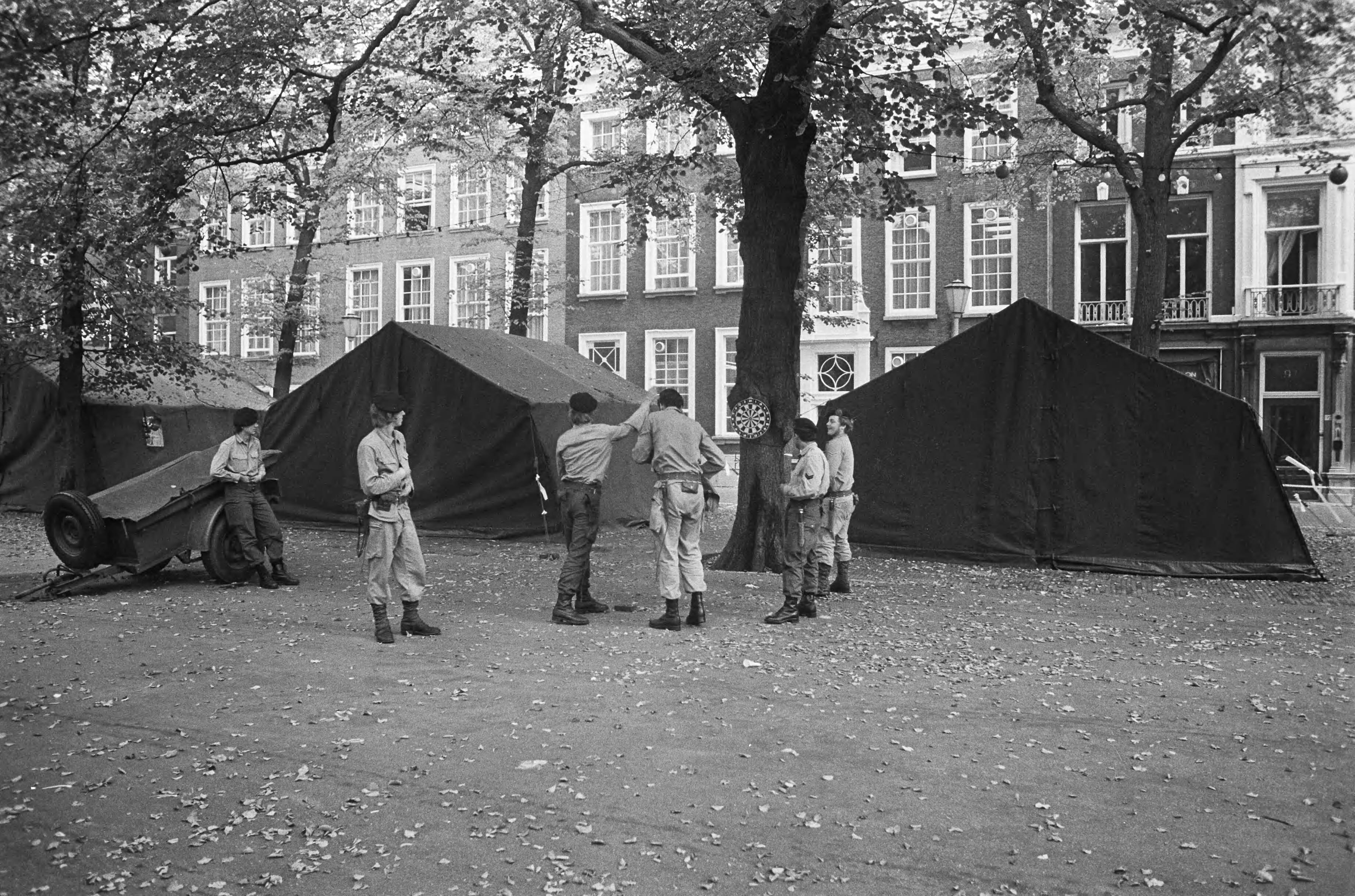Fotocollectie Anefo — Gijzeling in Den Haag ; mariniers hebben hun tenten opgeslagen aan de Lange Voorhout — Foto: Mieremet, Rob / Anefo. Licentie: Set B: Rechtenvrij / Publiek Domein. Bron: Nationaal Archief. http://hdl.handle.net/10648/ac555f50-d0b4-102d-bcf8-003048976d84
