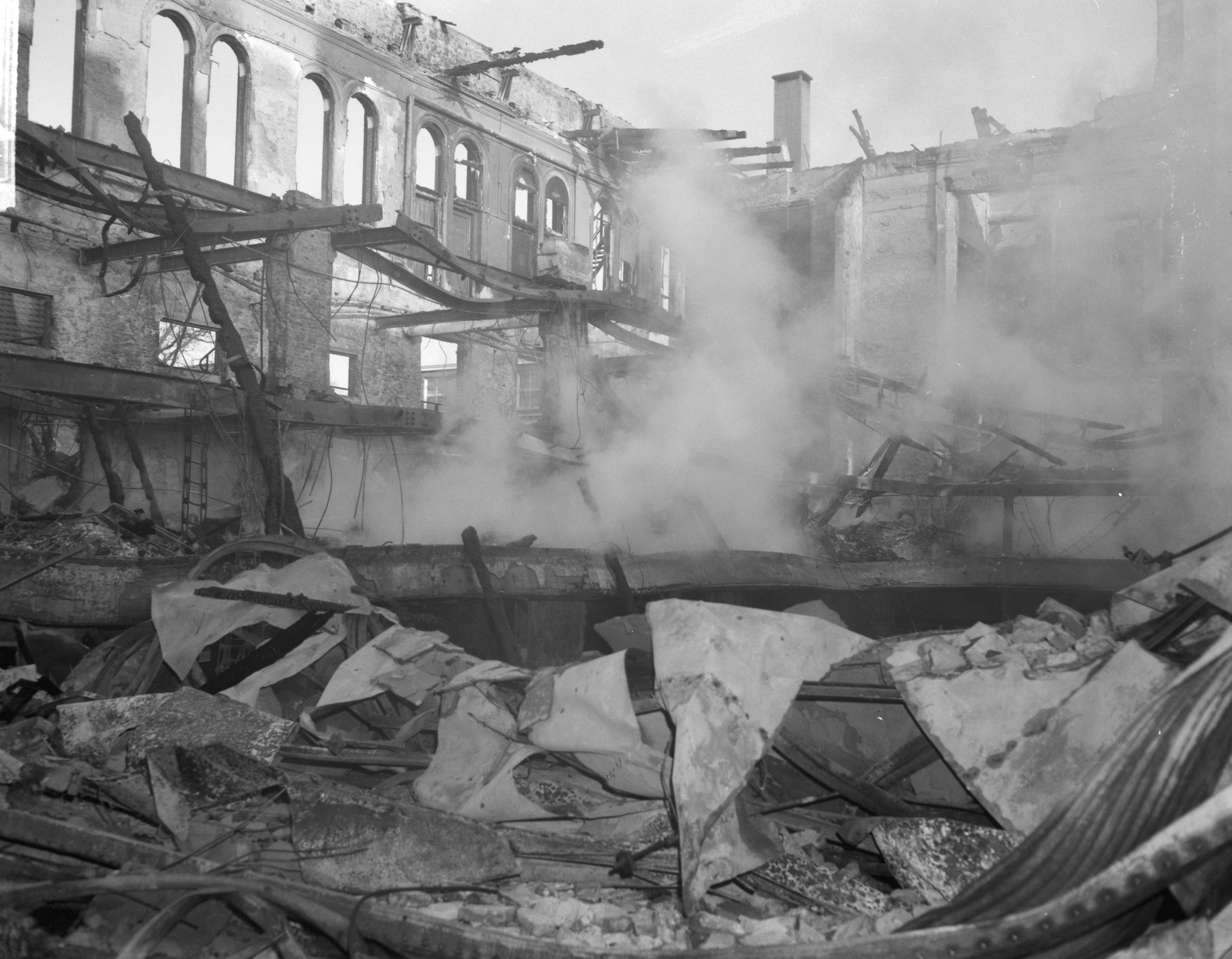 Fotocollectie Anefo — Gebouw voor Kunsten en Wetenschappen in Den Haag na de brand — Foto: Bilsen, Joop van / Anefo. Licentie: Set B: Rechtenvrij / Publiek Domein. Bron: Nationaal Archief. http://hdl.handle.net/10648/aa898fde-d0b4-102d-bcf8-003048976d84