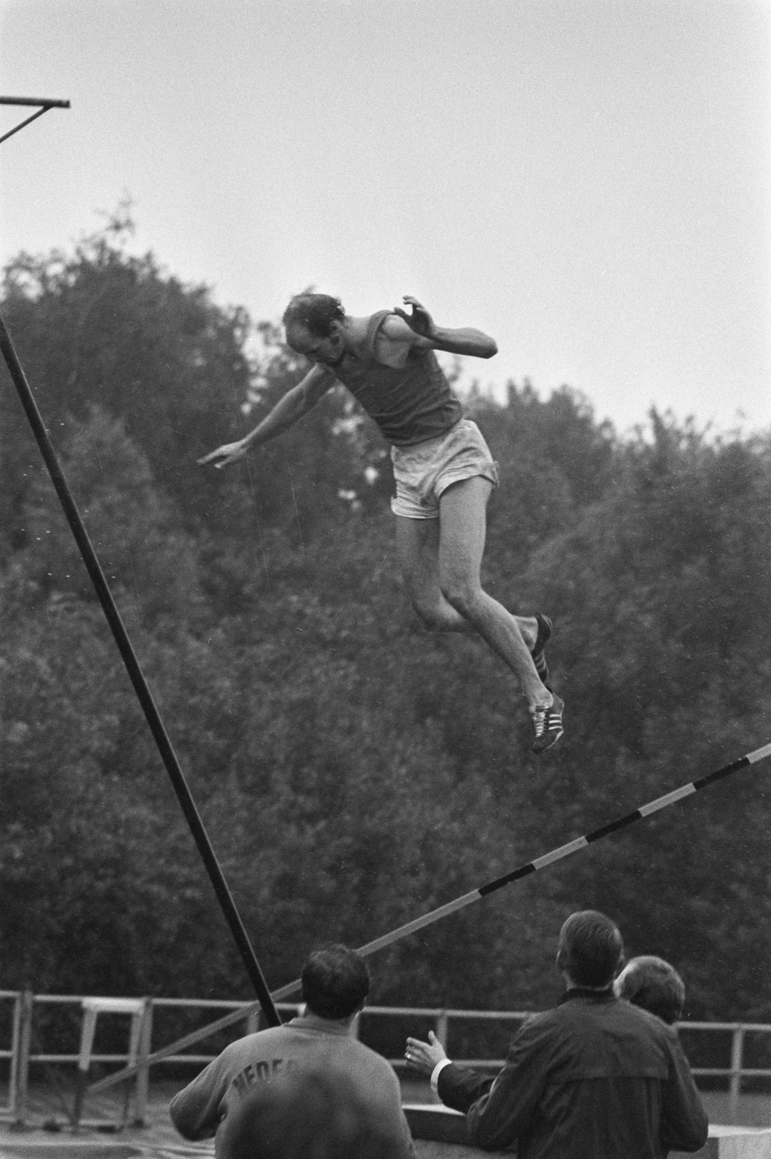 Fotocollectie Anefo — Atletiek Nederland tegen Denemarken in Groningen; nr. 24, 25: Bert Krijnen ; nr. 26: (midden) P. Vonk — Foto: Verhoeff, Bert / Anefo. Licentie: Set B: Rechtenvrij / Publiek Domein. Bron: Nationaal Archief. http://hdl.handle.net/10648/aba0655a-d0b4-102d-bcf8-003048976d84