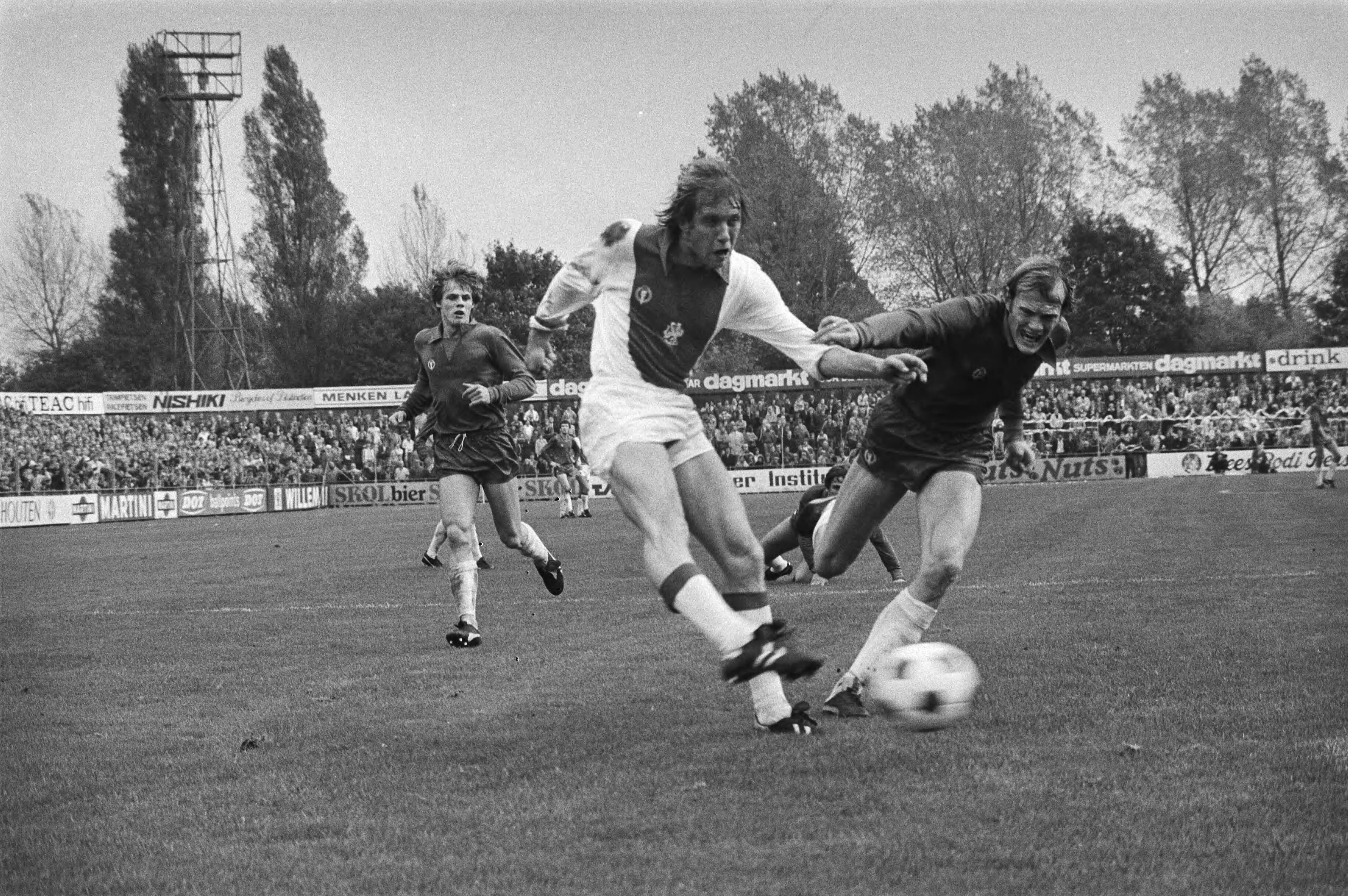 Haarlem - Ajax 2-4 (KNVB beker) — Jensen scoort voor Ajax het eerste doelpunt, rechts Huyg van Haarlem — Foto: Suyk, Koen / Anefo. Licentie: Set B: Rechtenvrij / Publiek Domein. Bron: Nationaal Archief. http://hdl.handle.net/10648/acd2d804-d0b4-102d-bcf8-003048976d84