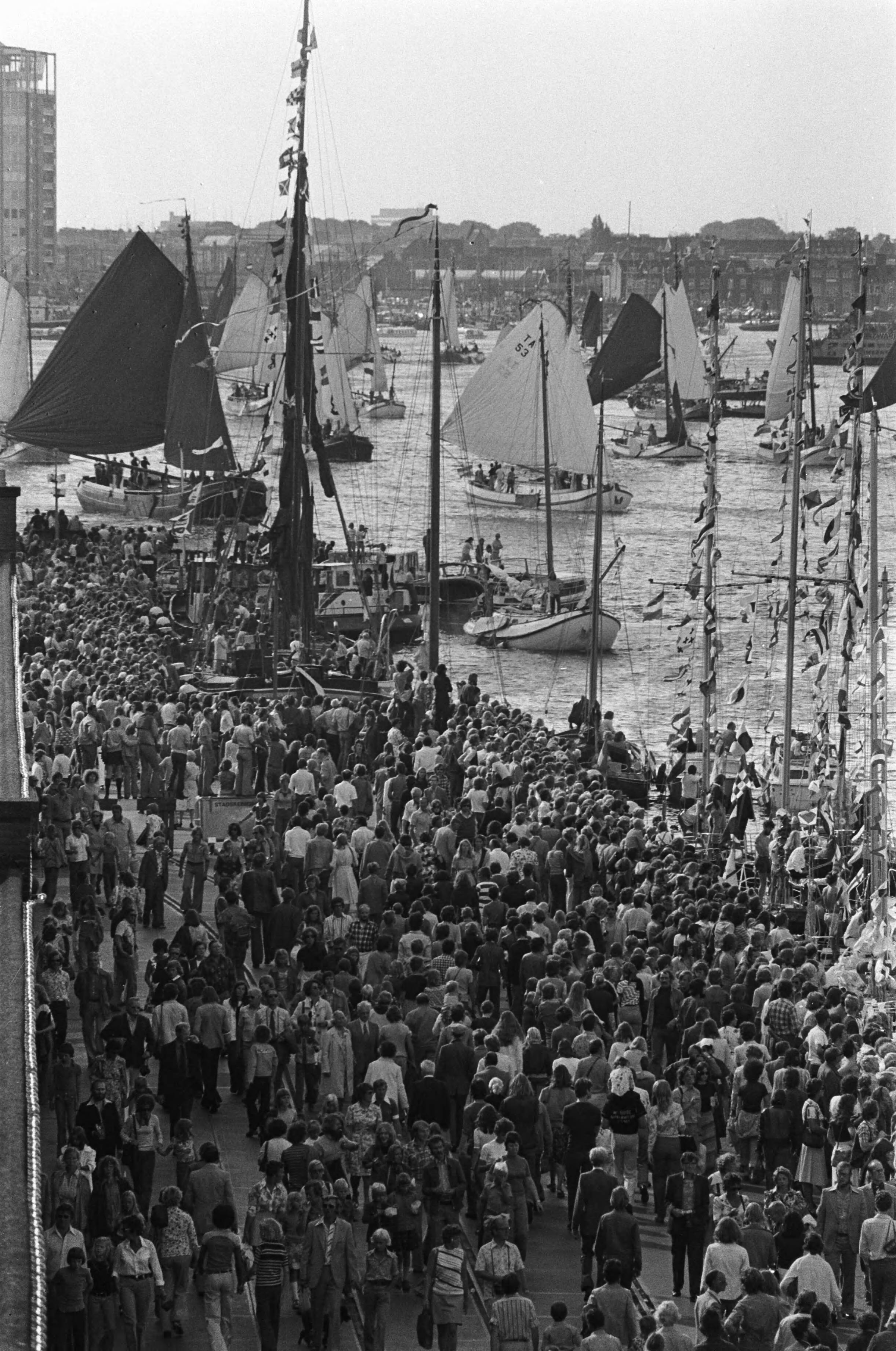 Sail Amsterdam 700 op het IJ — Enorme belangstellling bij de schepen — Foto: Verhoeff, Bert / Anefo. Licentie: Set B: Rechtenvrij / Publiek Domein. Bron: Nationaal Archief. http://hdl.handle.net/10648/ac6fe03c-d0b4-102d-bcf8-003048976d84