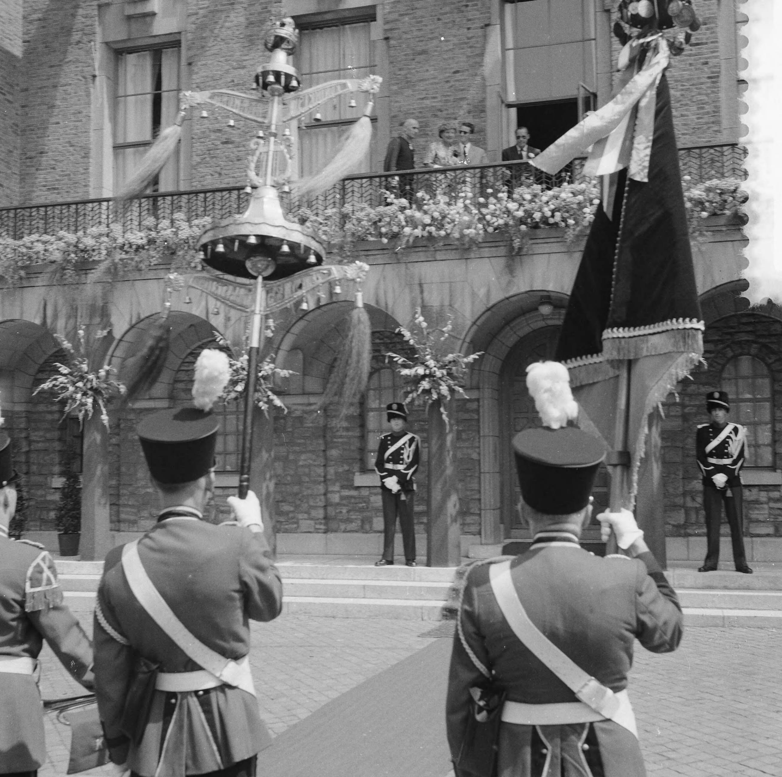 Staatsbezoek koning Boudewijn 1959 — Vierde dag van het bezoek van koning Boudewijn. Bezoek aan Maastricht en omgeving — Foto: Noske, J.D. / Anefo. Licentie: Set B: Rechtenvrij / Publiek Domein. Bron: Nationaal Archief. http://hdl.handle.net/10648/a998bca8-d0b4-102d-bcf8-003048976d84