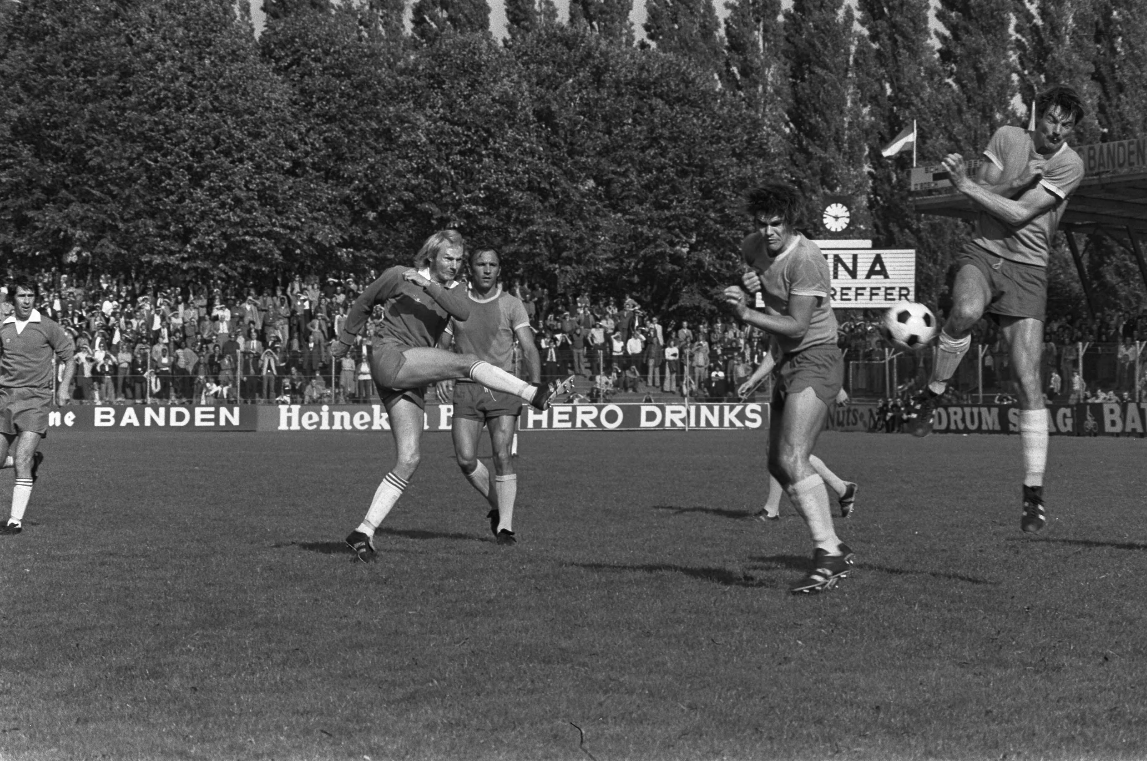 Fotocollectie Anefo — NAC tegen FC-Den Haag 2-0: Smits (links) schiet, naast hem Bouwmeesters, Leo de Caluwé (rechts) springt hoog op. — Foto: Verhoeff, Bert / Anefo. Licentie: Set B: Rechtenvrij / Publiek Domein. Bron: Nationaal Archief. http://hdl.handle.net/10648/ac73187e-d0b4-102d-bcf8-003048976d84