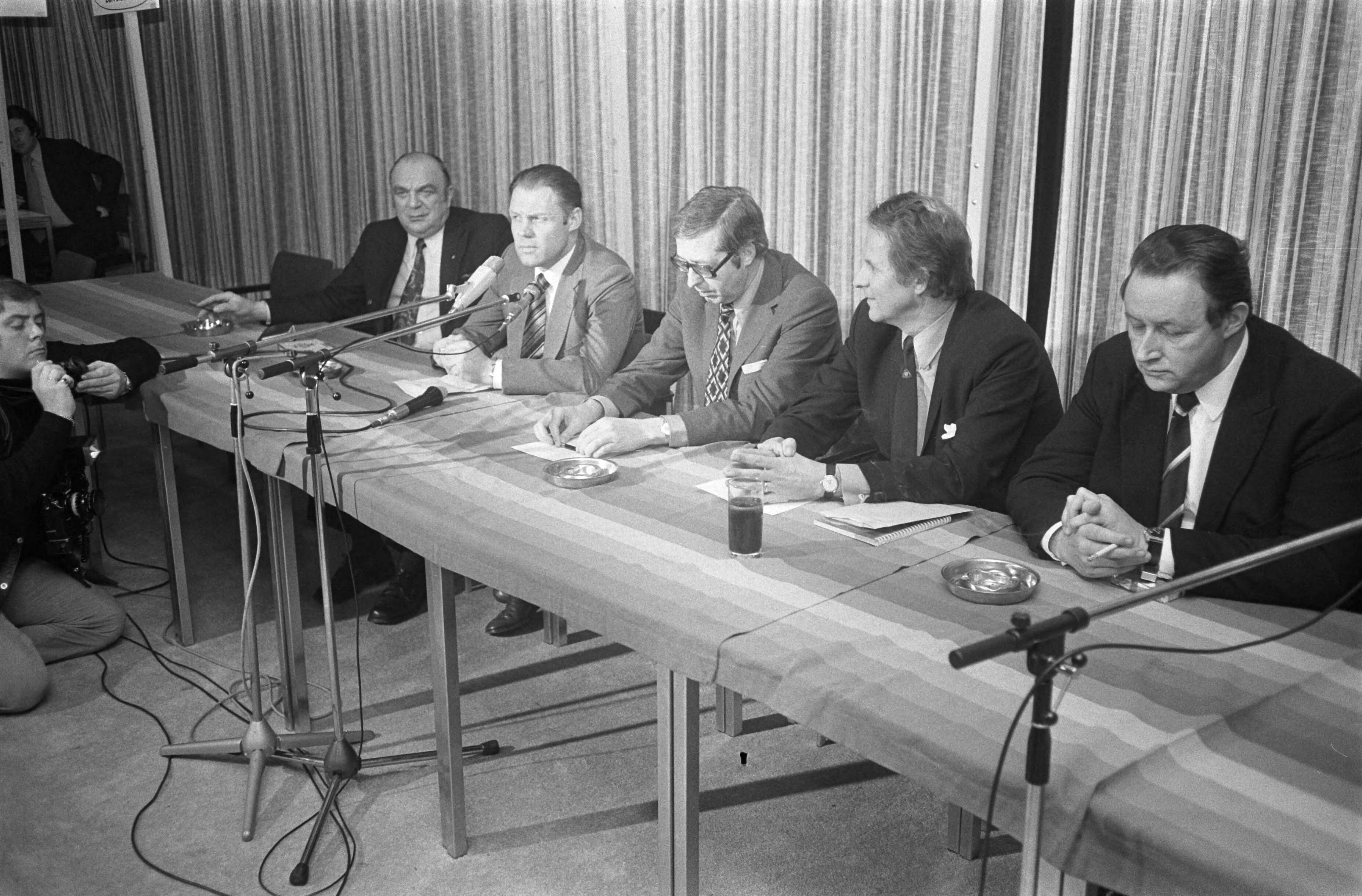 Rinus Michels, supervisor van het Nederlands elftal bij het WK voetbal in 1974 geeft een persconferentie in het KNVB-centrum te Zeist — Overzicht van de deelnemers aan de perconferentie, tweede van links Rinus Michels, derde van links KNVB voorzitter Jacques Hogewoning — Foto: Fotograaf Onbekend / Anefo. Licentie: Set B: Rechtenvrij / Publiek Domein. Bron: Nationaal Archief. http://hdl.handle.net/10648/ac42d4f2-d0b4-102d-bcf8-003048976d84
