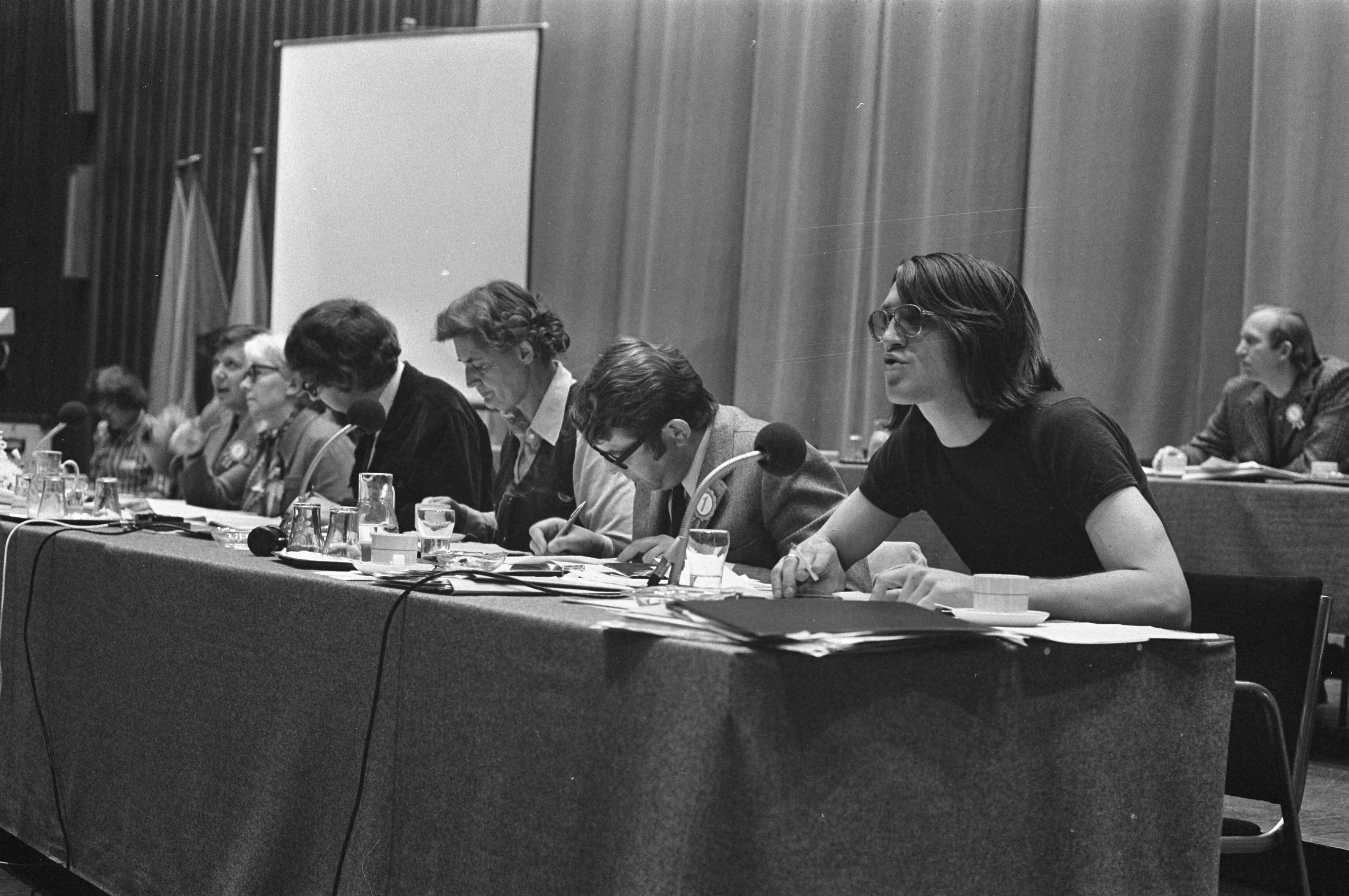 Fotocollectie Anefo — PvdA-congres in Den Haag , Hans Kombrink aan het woord — Foto: Verhoeff, Bert / Anefo. Licentie: Set B: Rechtenvrij / Publiek Domein. Bron: Nationaal Archief. http://hdl.handle.net/10648/abf85ada-d0b4-102d-bcf8-003048976d84