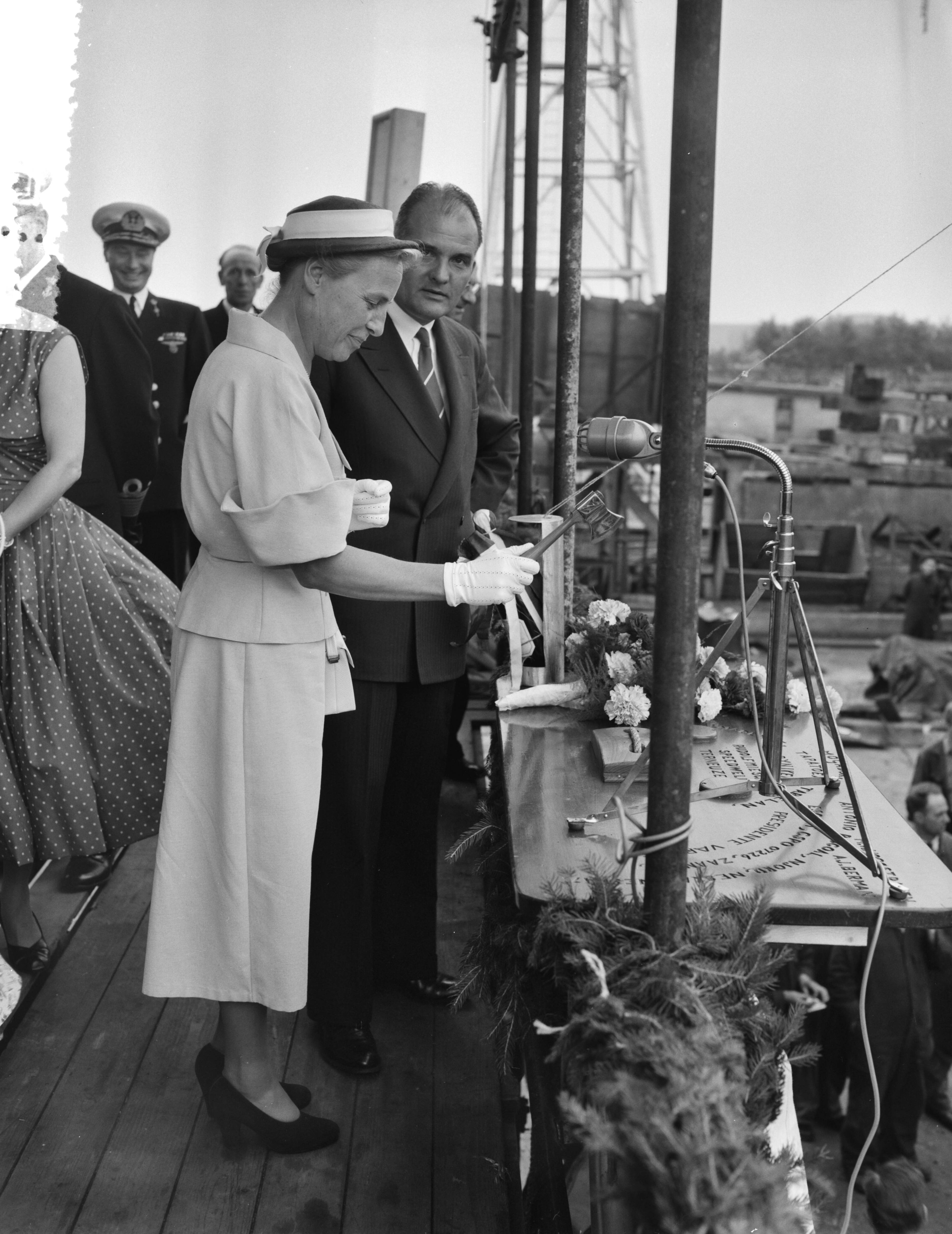 Fotocollectie Anefo — Tewaterlating mijnenveger Hr. Ms. "Meppel" bij Haarlemse Scheepsbouwmaatschappij — Foto: Rossem, Wim van / Anefo. Licentie: Set B: Rechtenvrij / Publiek Domein. Bron: Nationaal Archief. http://hdl.handle.net/10648/a94c22c6-d0b4-102d-bcf8-003048976d84