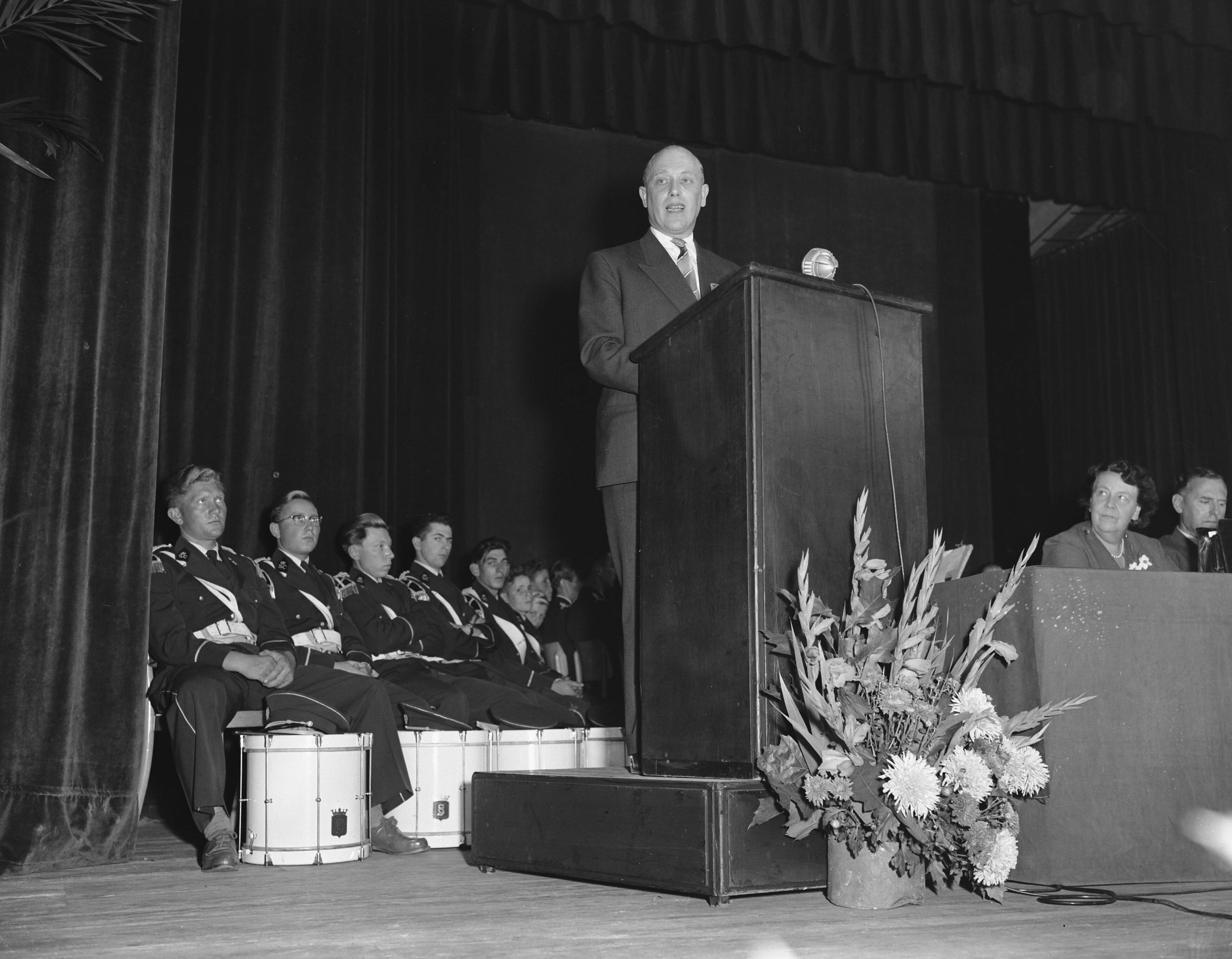 Fotocollectie Anefo — VVD-dag te Scheveningen. Toespraak van organisator D.W. Dettmeijer — Foto: Pot, Harry / Anefo. Licentie: Set B: Rechtenvrij / Publiek Domein. Bron: Nationaal Archief. http://hdl.handle.net/10648/a93b1cba-d0b4-102d-bcf8-003048976d84