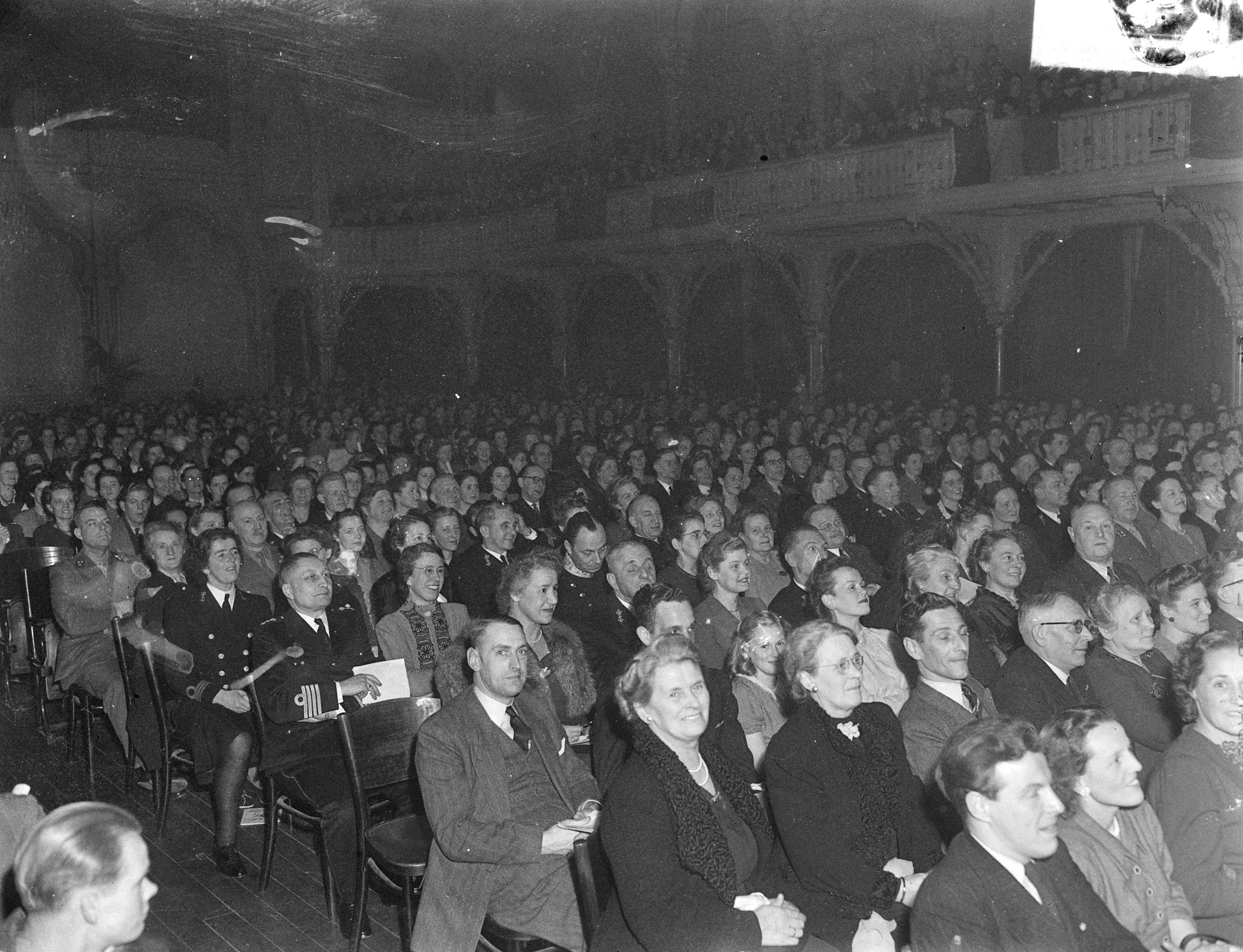 Fotocollectie Anefo — Gala-avond Minister van Marine in de dierentuin van Den Haag — Foto: Merk, Ben / Anefo. Licentie: Set B: Rechtenvrij / Publiek Domein. Bron: Nationaal Archief. http://hdl.handle.net/10648/a8c37462-d0b4-102d-bcf8-003048976d84