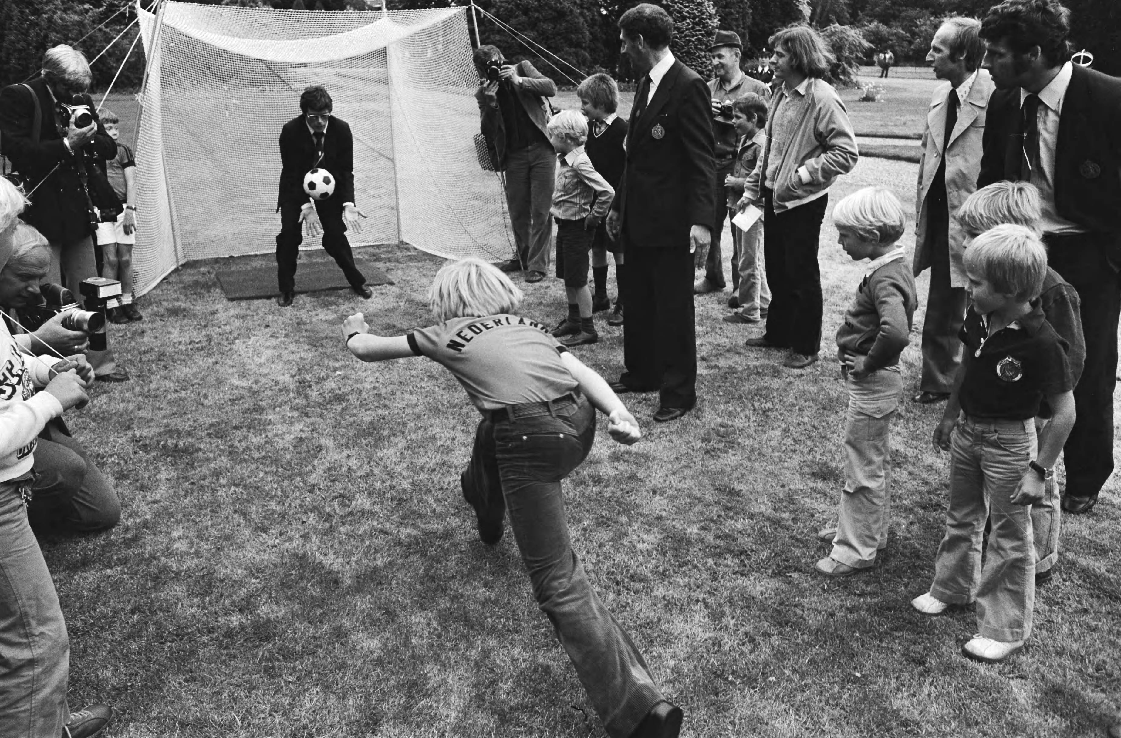 Fotocollectie Anefo — Ontvangst Nederlands elftal op Soestdijk; Prins Willem Alexander neemt penalty op Jongbloed — Foto: Verhoeff, Bert / Anefo. Licentie: Set B: Rechtenvrij / Publiek Domein. Bron: Nationaal Archief. http://hdl.handle.net/10648/acb7b678-d0b4-102d-bcf8-003048976d84