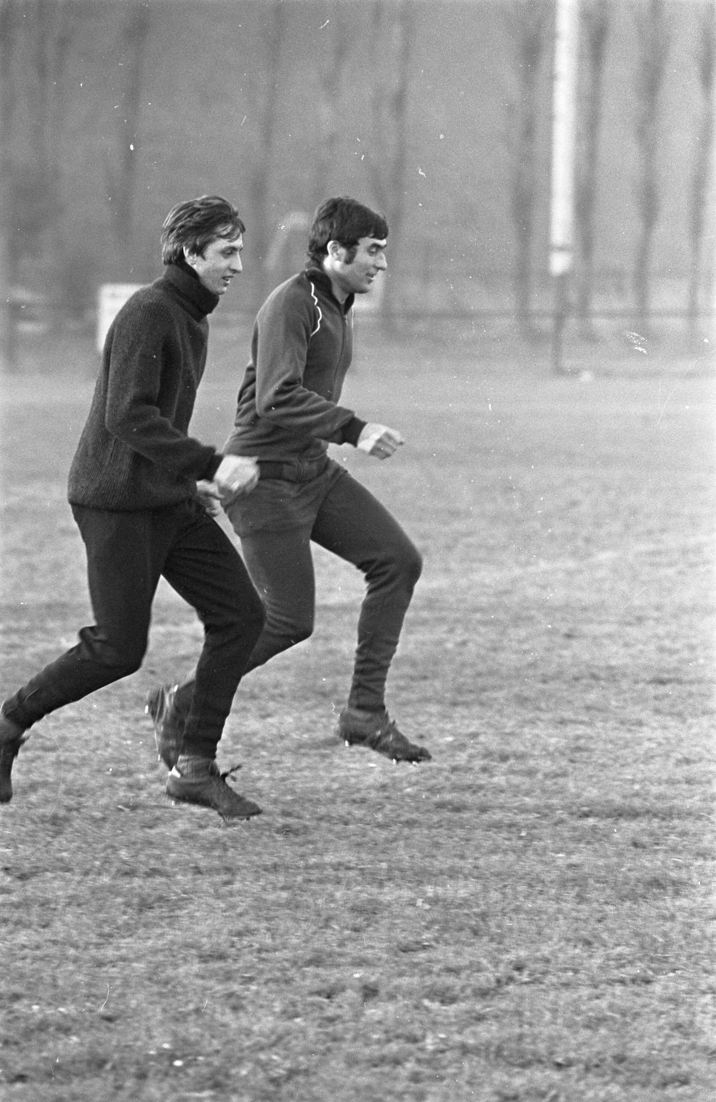Fotocollectie Anefo — Europa-cup, Ajax traint bij Wassenaar Johan Cruijff en Sjaak Swart tijdens de vele sprintjes — Foto: Kroon, Ron / Anefo. Licentie: Set B: Rechtenvrij / Publiek Domein. Bron: Nationaal Archief. http://hdl.handle.net/10648/ab543a86-d0b4-102d-bcf8-003048976d84