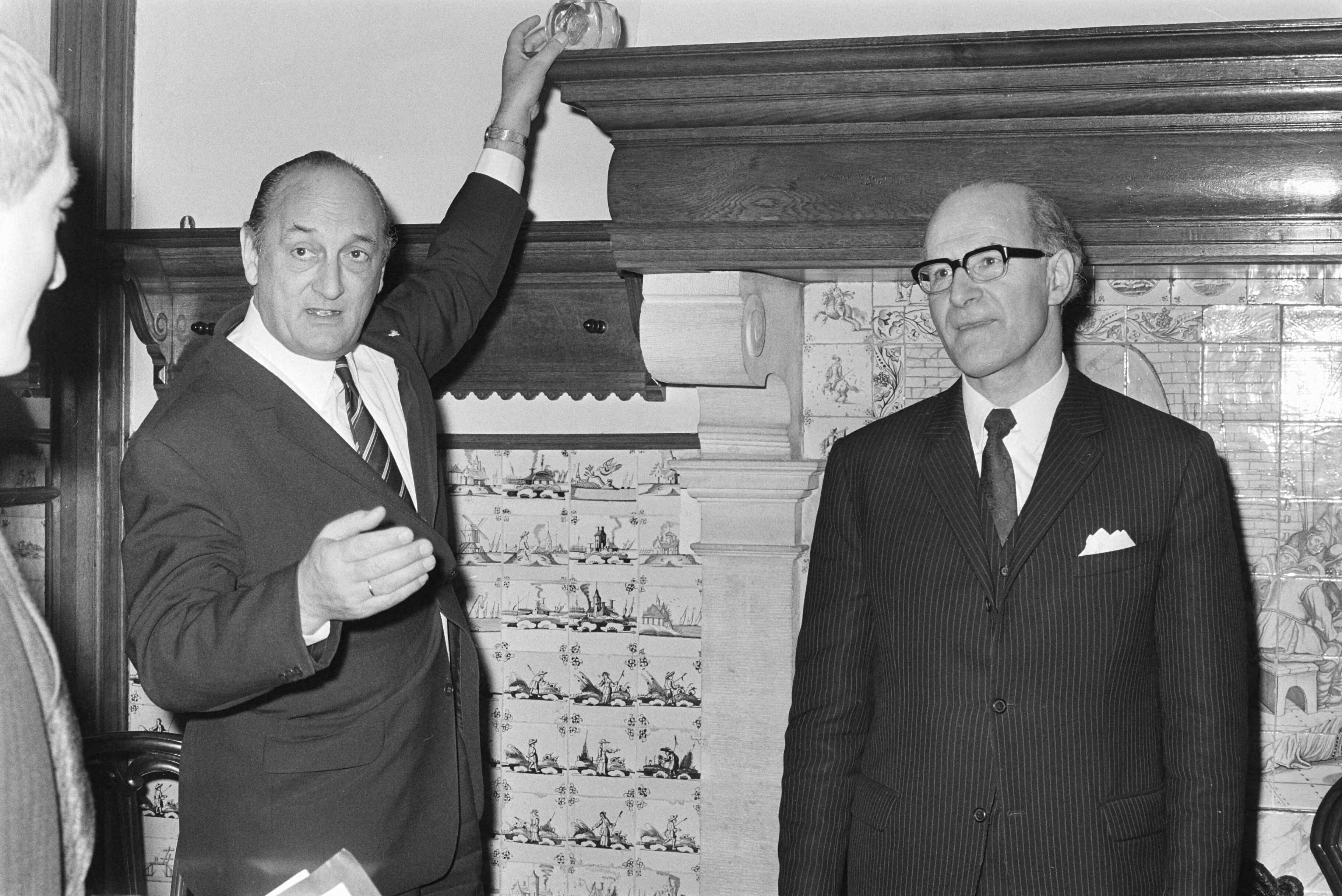 Fotocollectie Anefo — Minister Schut en staatssecretaris Haex spreken met bestuur provincie Groningen over militair oefenterrein, in provinciehuis, Groningen; nr. 11: l. Toxopeus, r. — Foto: Peters, Hans / Anefo. Licentie: Set B: Rechtenvrij / Publiek Domein. Bron: Nationaal Archief. http://hdl.handle.net/10648/abb339b4-d0b4-102d-bcf8-003048976d84