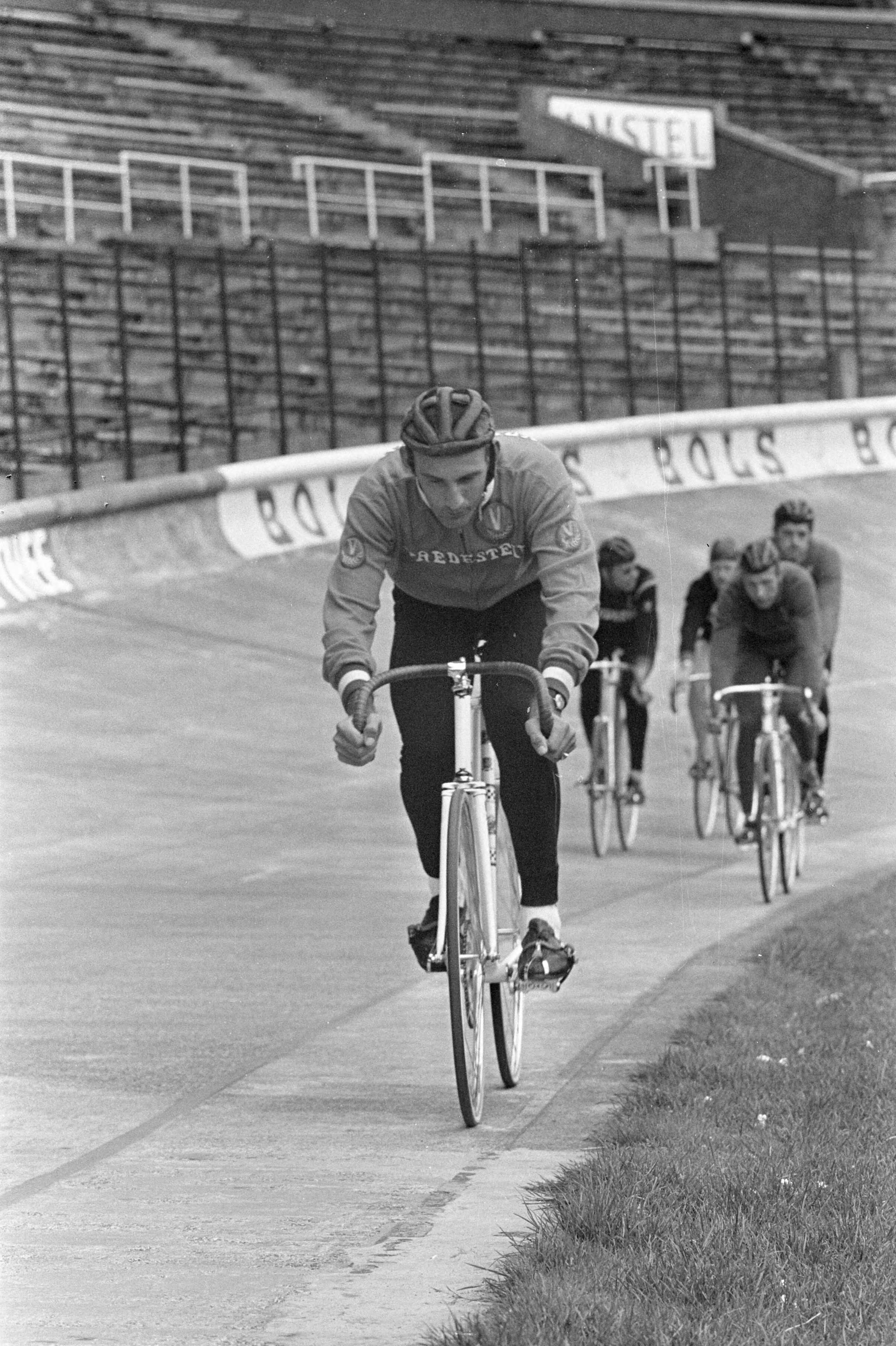 Fotocollectie Anefo — Wielrennen, amateurploeg te Nuth, Tiemen Groen in aktie — Foto: Kroon, Ron / Anefo. Licentie: Set B: Rechtenvrij / Publiek Domein. Bron: Nationaal Archief. http://hdl.handle.net/10648/aaf6c496-d0b4-102d-bcf8-003048976d84