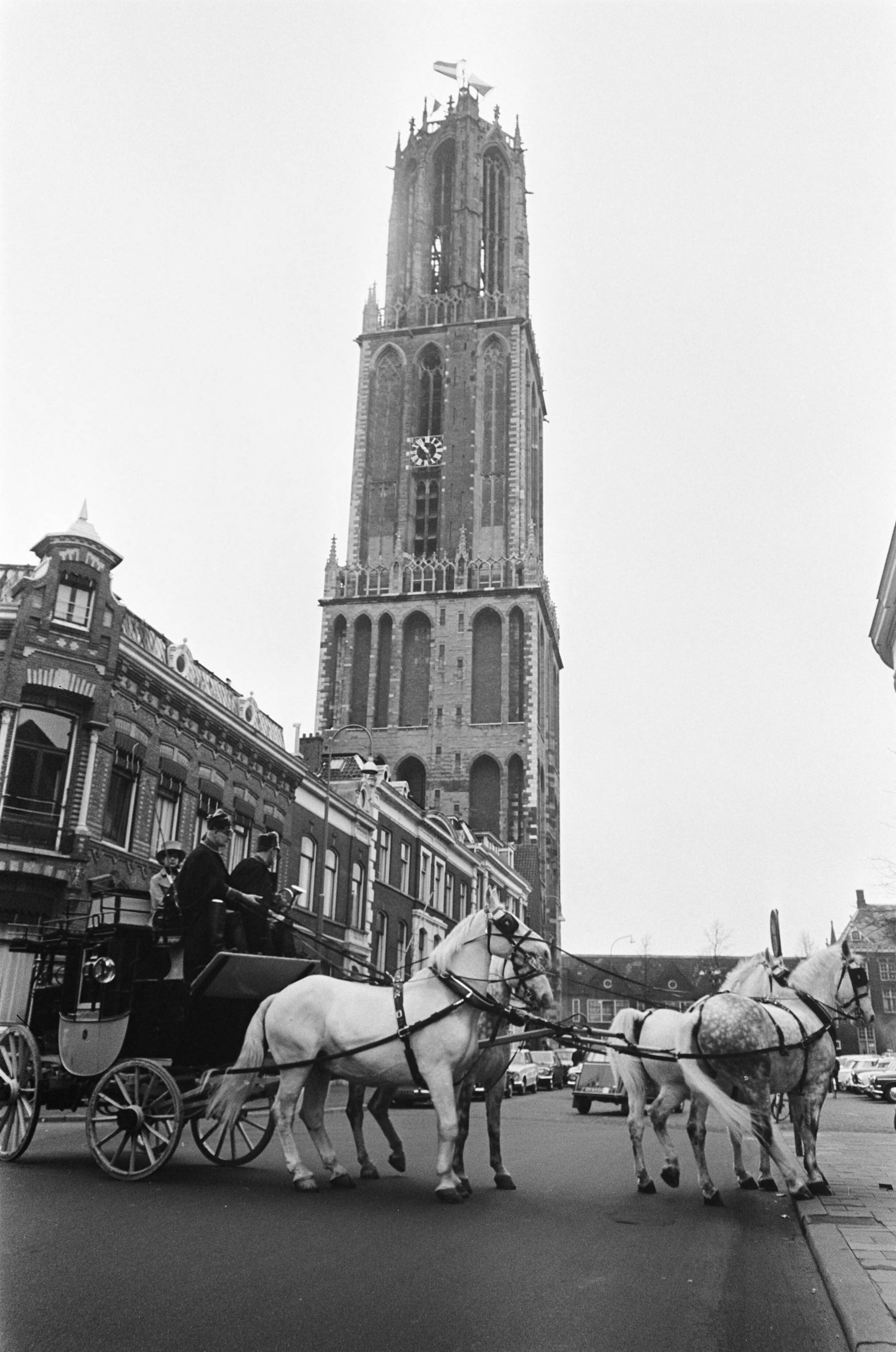 Fotocollectie Anefo — Laatste rit postkoets van Van Gend en Loos en Utrecht. Postkoets bij Domtoren — Foto: Kroon, Ron / Anefo. Licentie: Set B: Rechtenvrij / Publiek Domein. Bron: Nationaal Archief. http://hdl.handle.net/10648/ab38bf40-d0b4-102d-bcf8-003048976d84