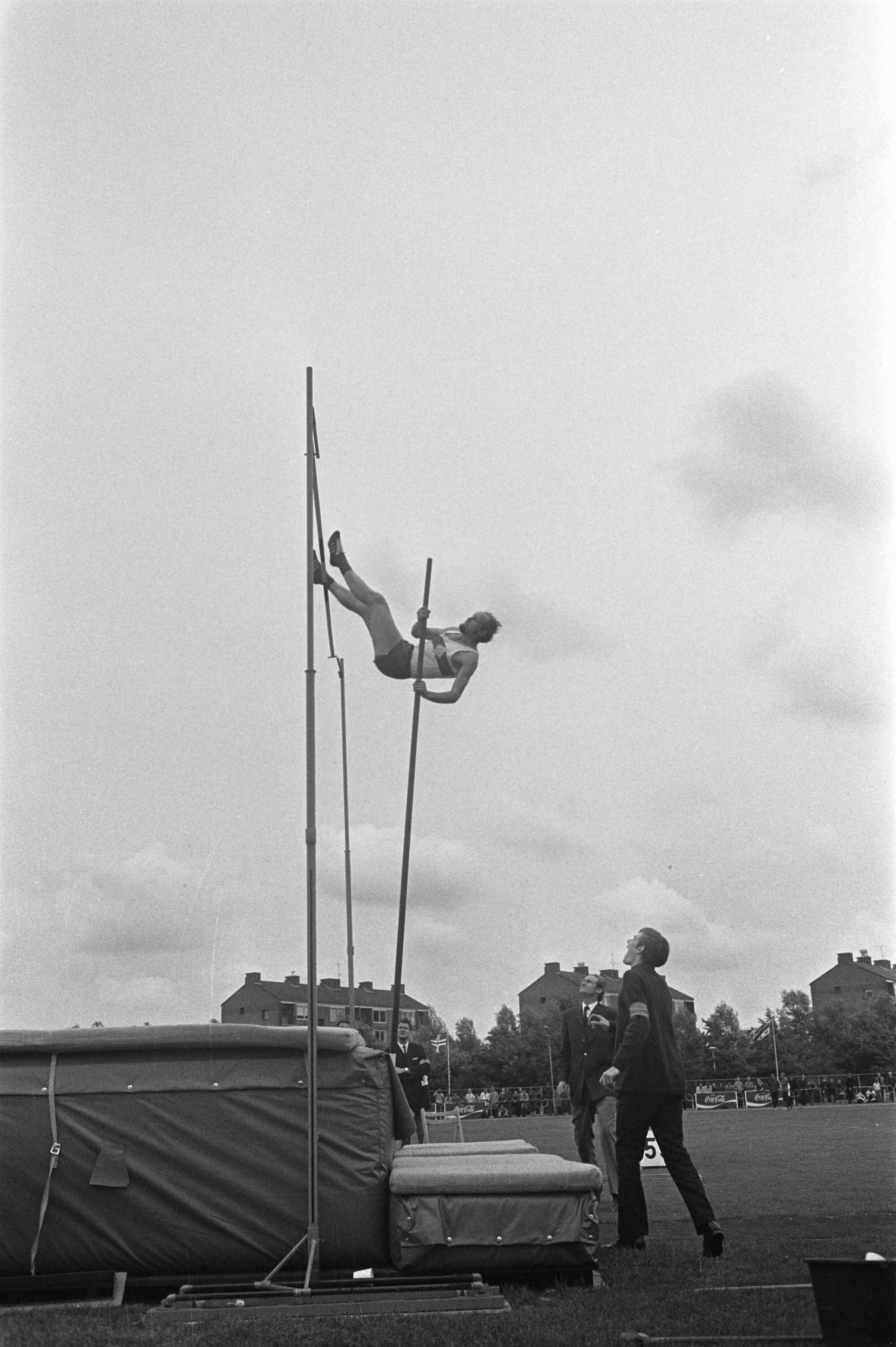 Fotocollectie Anefo — Nationale atletiekkampioenschappen in Haarlem; B. Krijnen (polstokhoogspringen) — Foto: Koch, Eric / Anefo. Licentie: Set B: Rechtenvrij / Publiek Domein. Bron: Nationaal Archief. http://hdl.handle.net/10648/ab9e0e9a-d0b4-102d-bcf8-003048976d84