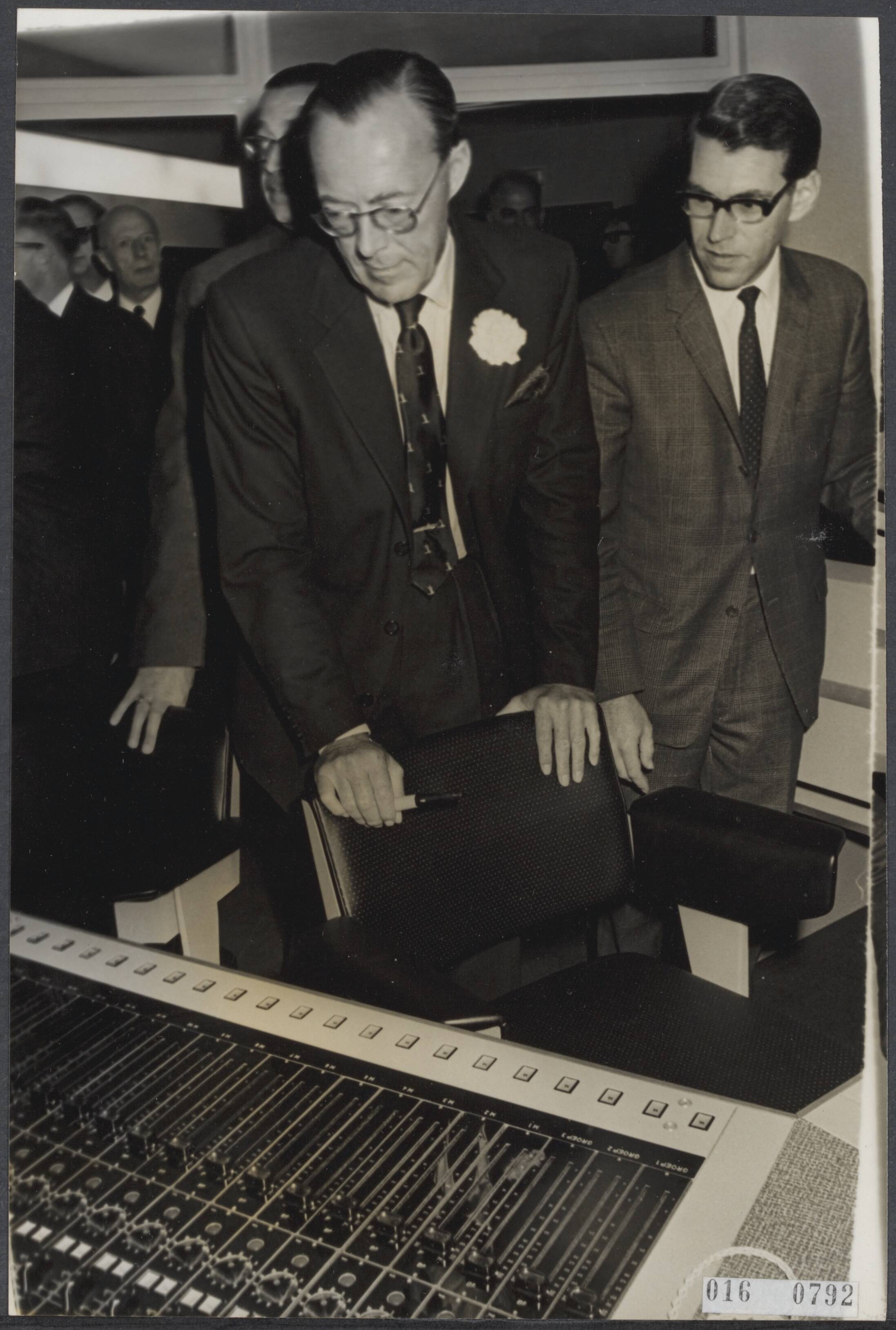 Fotocollectie Elsevier Binnenland — Prins Bernhard heeft de nieuwe N.T.S. studio in gebruik gesteld. Prins Bernhard bij een schakelpaneel — Foto: Kroon, Ron / Anefo. Licentie: Set B: Rechtenvrij / Publiek Domein. Bron: Nationaal Archief. http://hdl.handle.net/10648/adba7358-d0b4-102d-bcf8-003048976d84