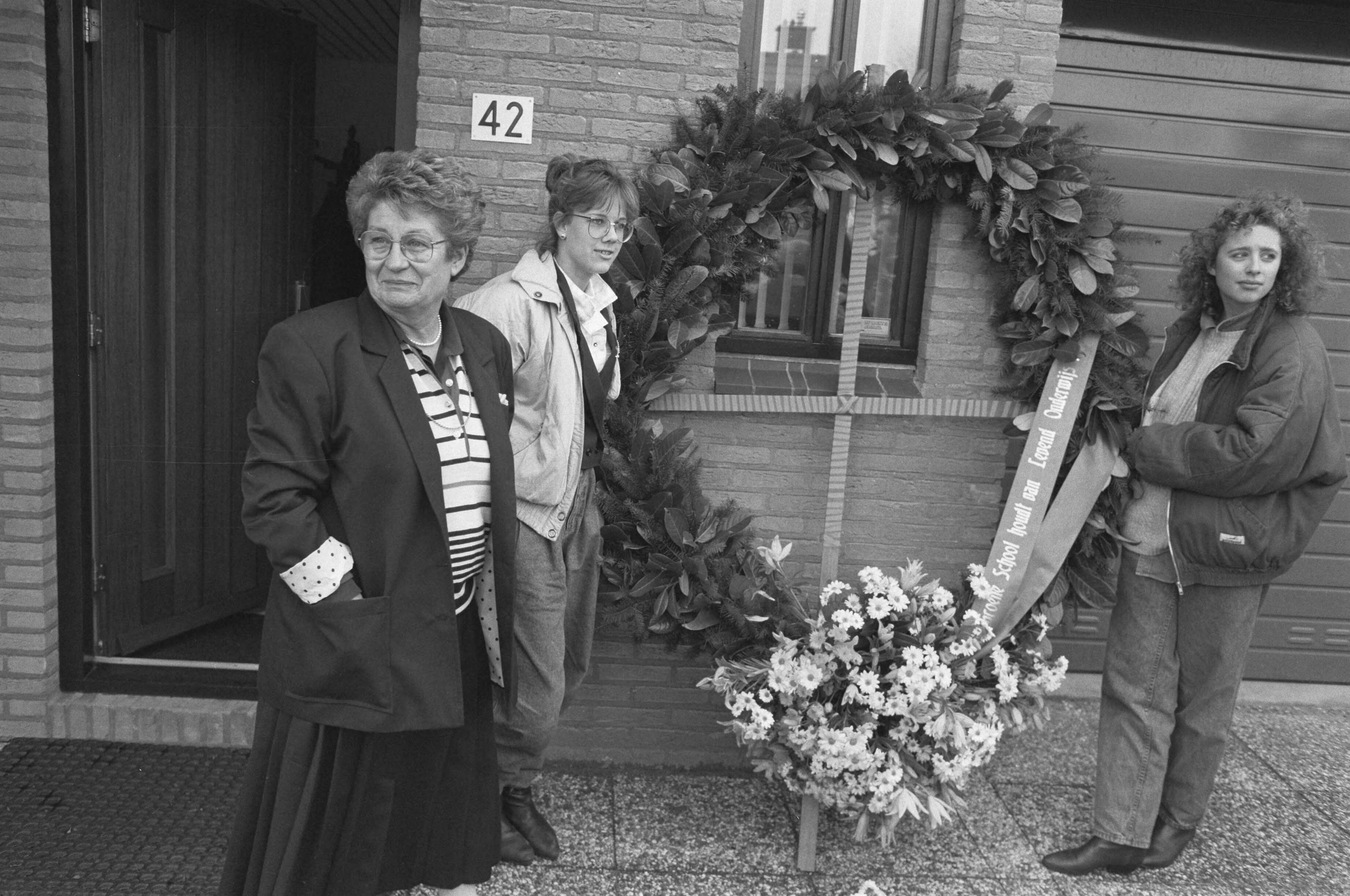 Fotocollectie Anefo — Landelijke actiedag tegen bezuinigingen op basis en voortgezet onderwijs; leerl. brengen staatssecr Ginjaar Maas grafkrans in Leidschendam — Foto: Bogaerts, Rob / Anefo. Licentie: Set B: Rechtenvrij / Publiek Domein. Bron: Nationaal Archief. http://hdl.handle.net/10648/ad6f29a2-d0b4-102d-bcf8-003048976d84
