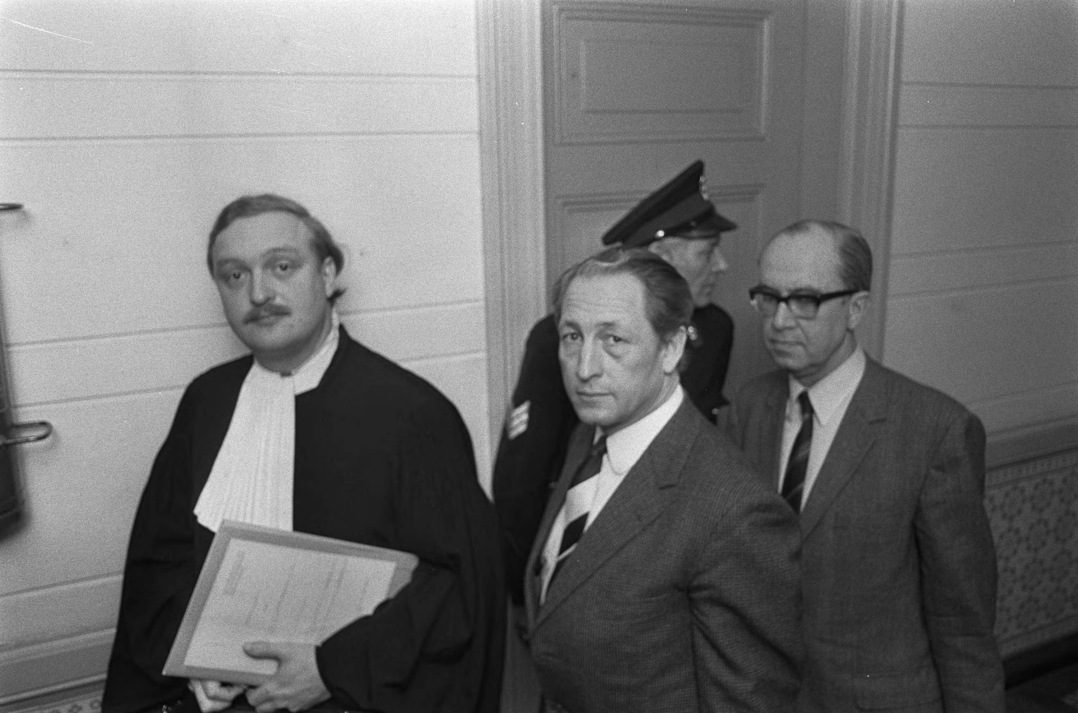 Fotocollectie Anefo — Uitspraak kort geding in Gerechtsgebouw in Haarlem, Brussel en Groeneveld in Gerechtsgebouw — Foto: Peters, Hans / Anefo. Licentie: Set B: Rechtenvrij / Publiek Domein. Bron: Nationaal Archief. http://hdl.handle.net/10648/ac266be6-d0b4-102d-bcf8-003048976d84