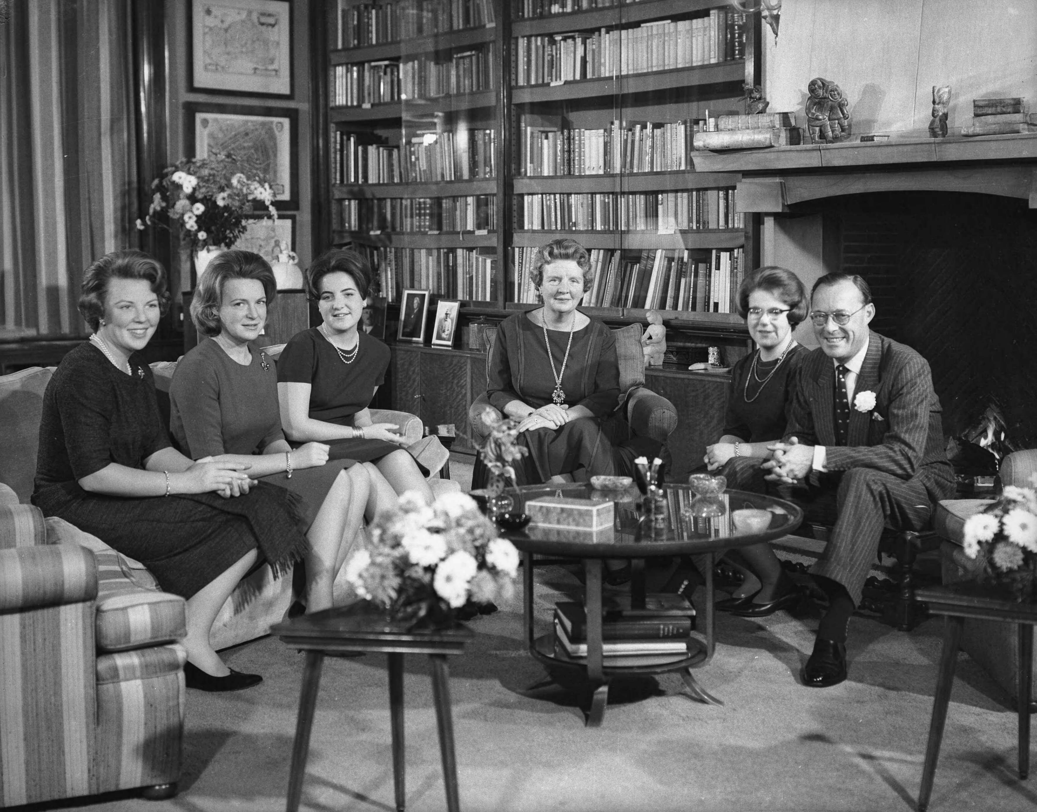 Fotocollectie RVD / Koninklijk Huis — Koningin Juliana en prins Bernhard met hun 4 dochters de prinsessen Beatrix, Margriet, Irene en Marijke (Christina) in de bibliotheek van paleis Soestdijk, zaterdag 30 november 1963 — Foto: Koot, Max / RVD. Licentie: Set B: Rechtenvrij / Publiek Domein. Bron: Nationaal Archief. http://hdl.handle.net/10648/afb4ac46-d0b4-102d-bcf8-003048976d84