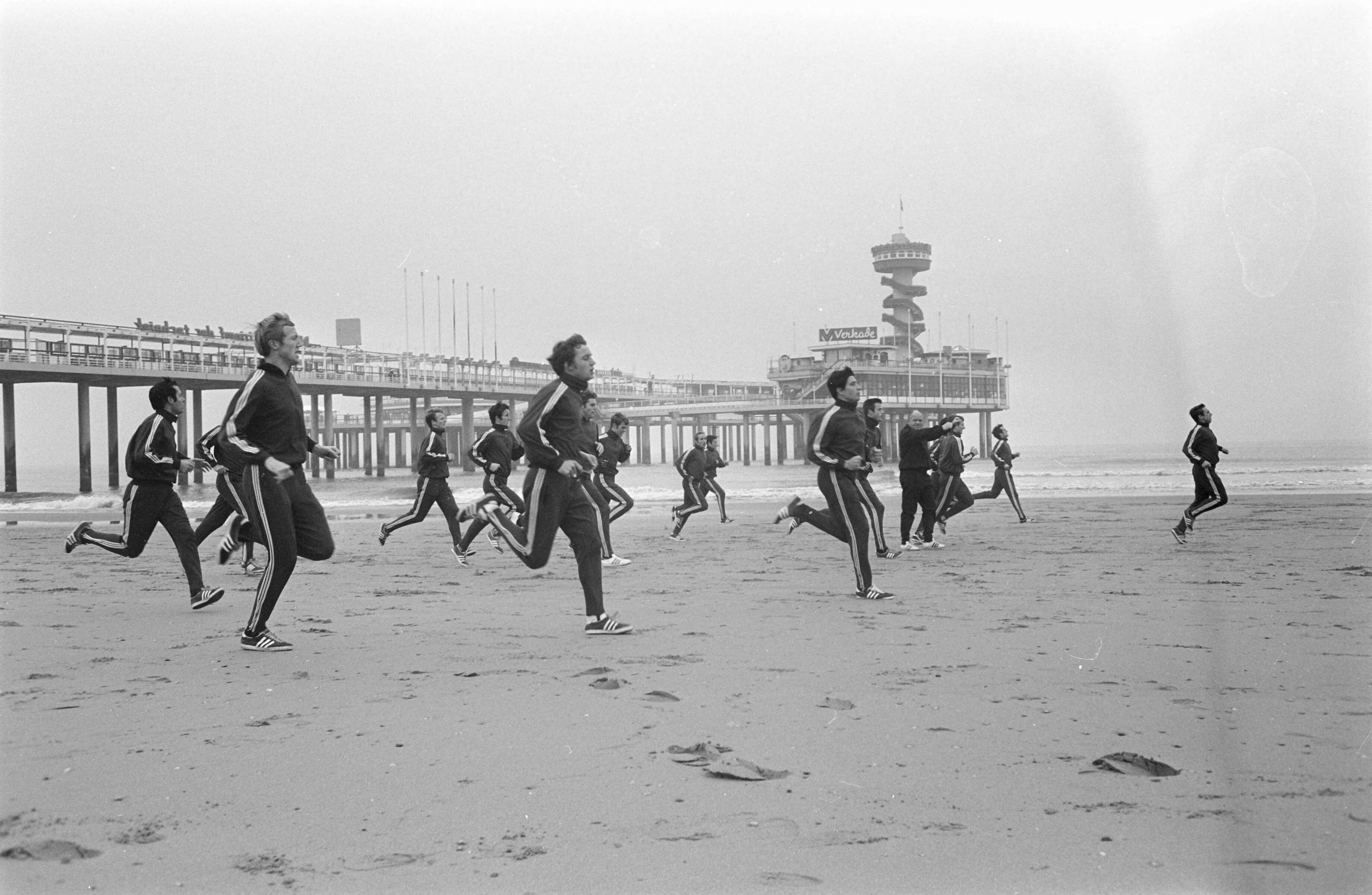 Fotocollectie Anefo — FC Koln traint op strand te Scheveningen, op achtergrond Pier — Foto: Koch, Eric / Anefo. Licentie: Set B: Rechtenvrij / Publiek Domein. Bron: Nationaal Archief. http://hdl.handle.net/10648/ab544ab2-d0b4-102d-bcf8-003048976d84