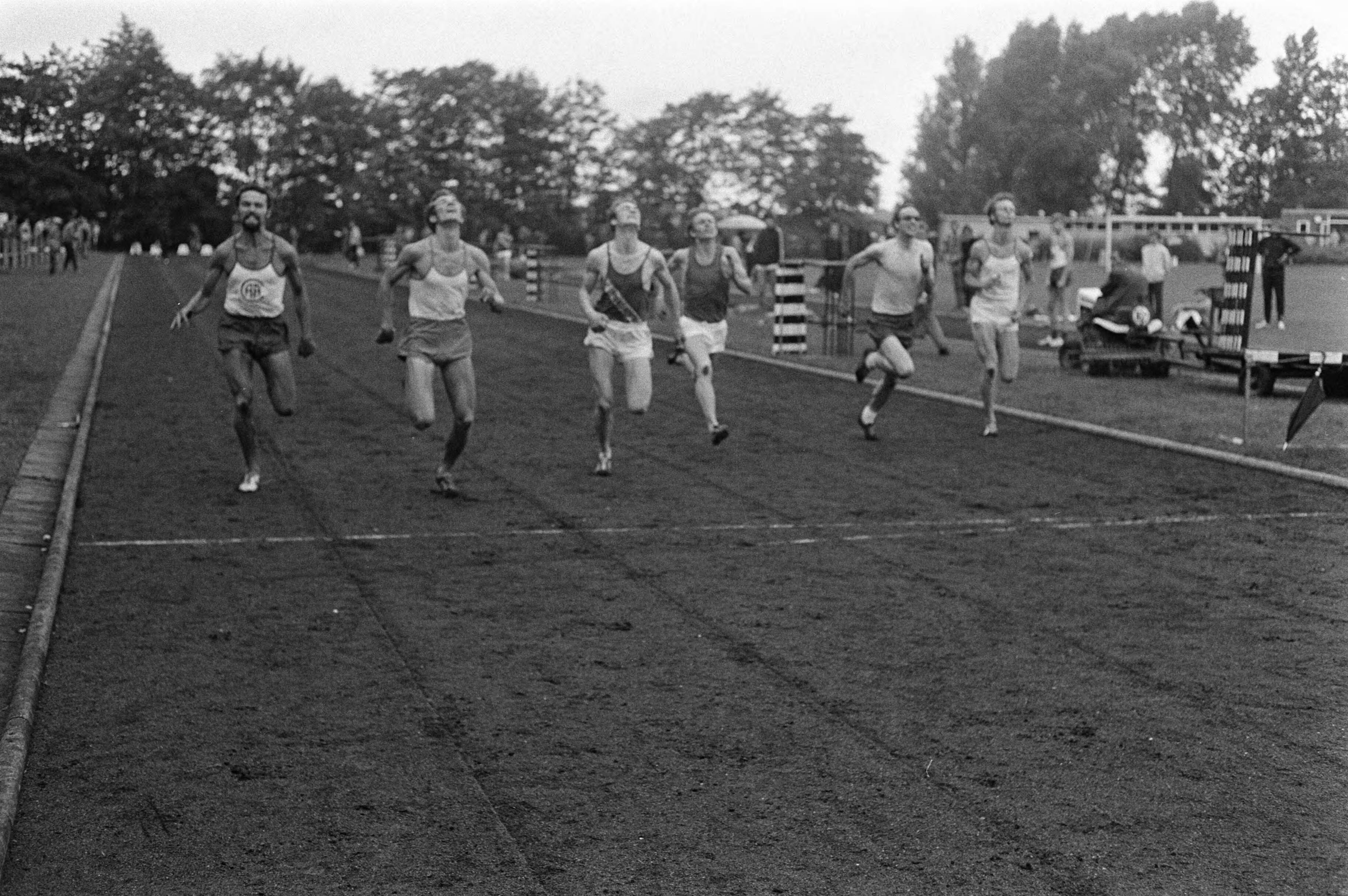 Fotocollectie Anefo — Atletiekwedstrijden dames en heren, Breda; v.l.n.r. 100 meter heren finale; Brouwer (2), Van Boekel (3), De Jong (1) — Foto: Koch, Eric / Anefo. Licentie: Set B: Rechtenvrij / Publiek Domein. Bron: Nationaal Archief. http://hdl.handle.net/10648/ab9cbec8-d0b4-102d-bcf8-003048976d84