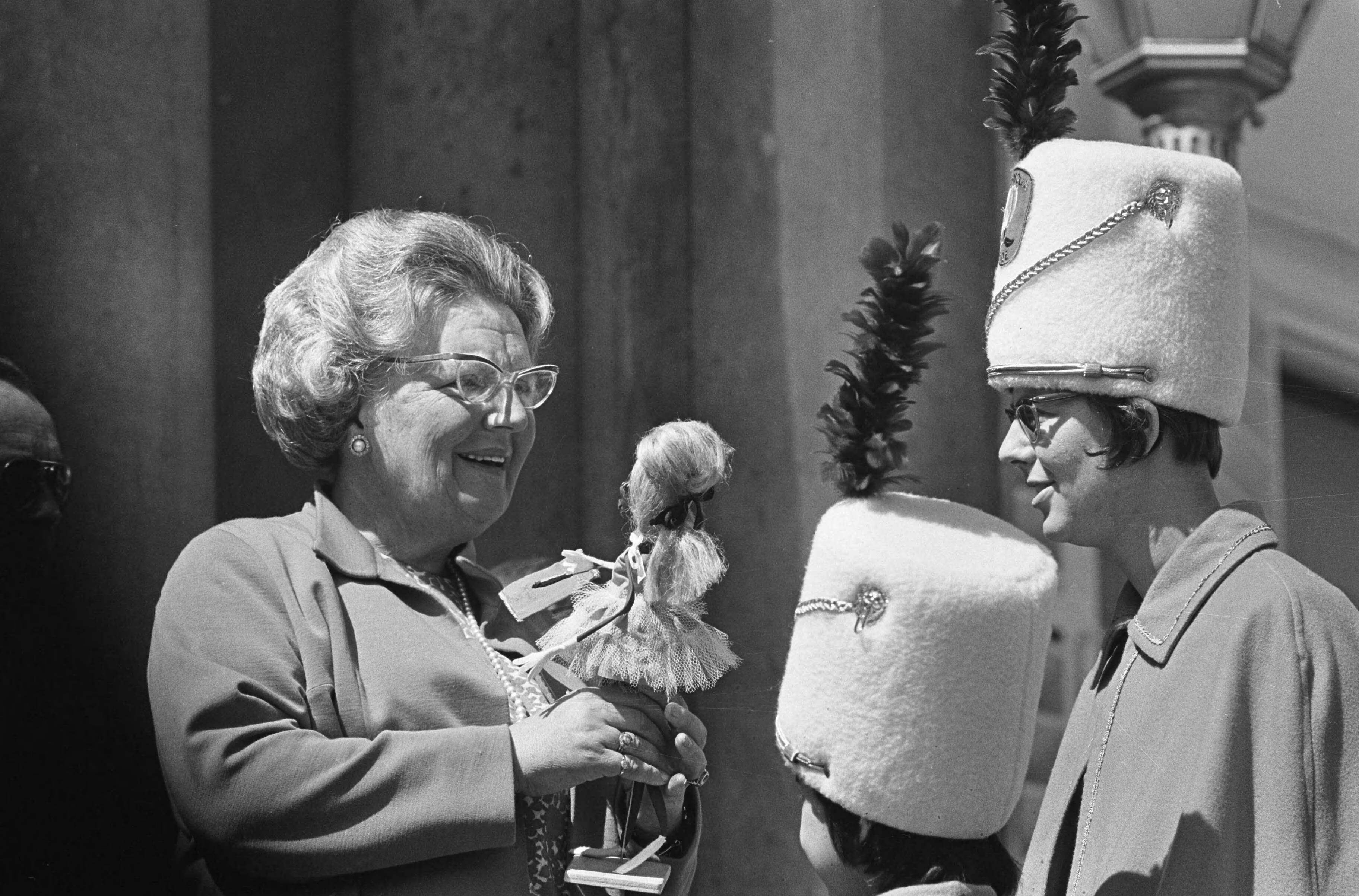 Koninginnedag 1966 — Koningin Juliana krijgt een pop aangeboden van meisjes van een drumband — Foto: Fotograaf Onbekend / Anefo. Licentie: Set B: Rechtenvrij / Publiek Domein. Bron: Nationaal Archief. http://hdl.handle.net/10648/aae7d4f4-d0b4-102d-bcf8-003048976d84
