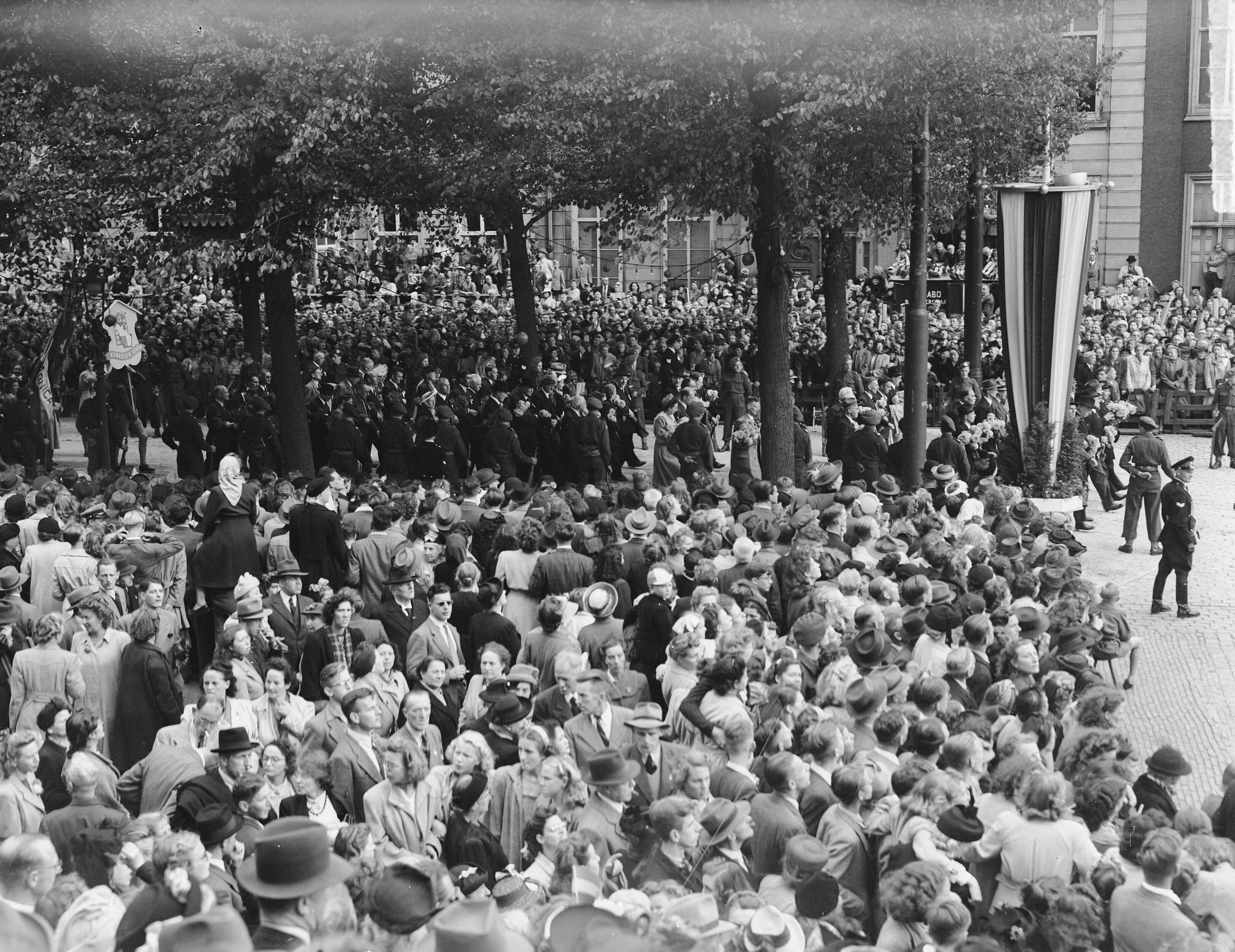 Intocht van koningin Juliana in Den Haag (1948) — Intocht Koningin Juliana in Den Haag. Publiek langs de route — Foto: Merk, Ben / Anefo. Licentie: Set B: Rechtenvrij / Publiek Domein. Bron: Nationaal Archief. http://hdl.handle.net/10648/a8bd3200-d0b4-102d-bcf8-003048976d84