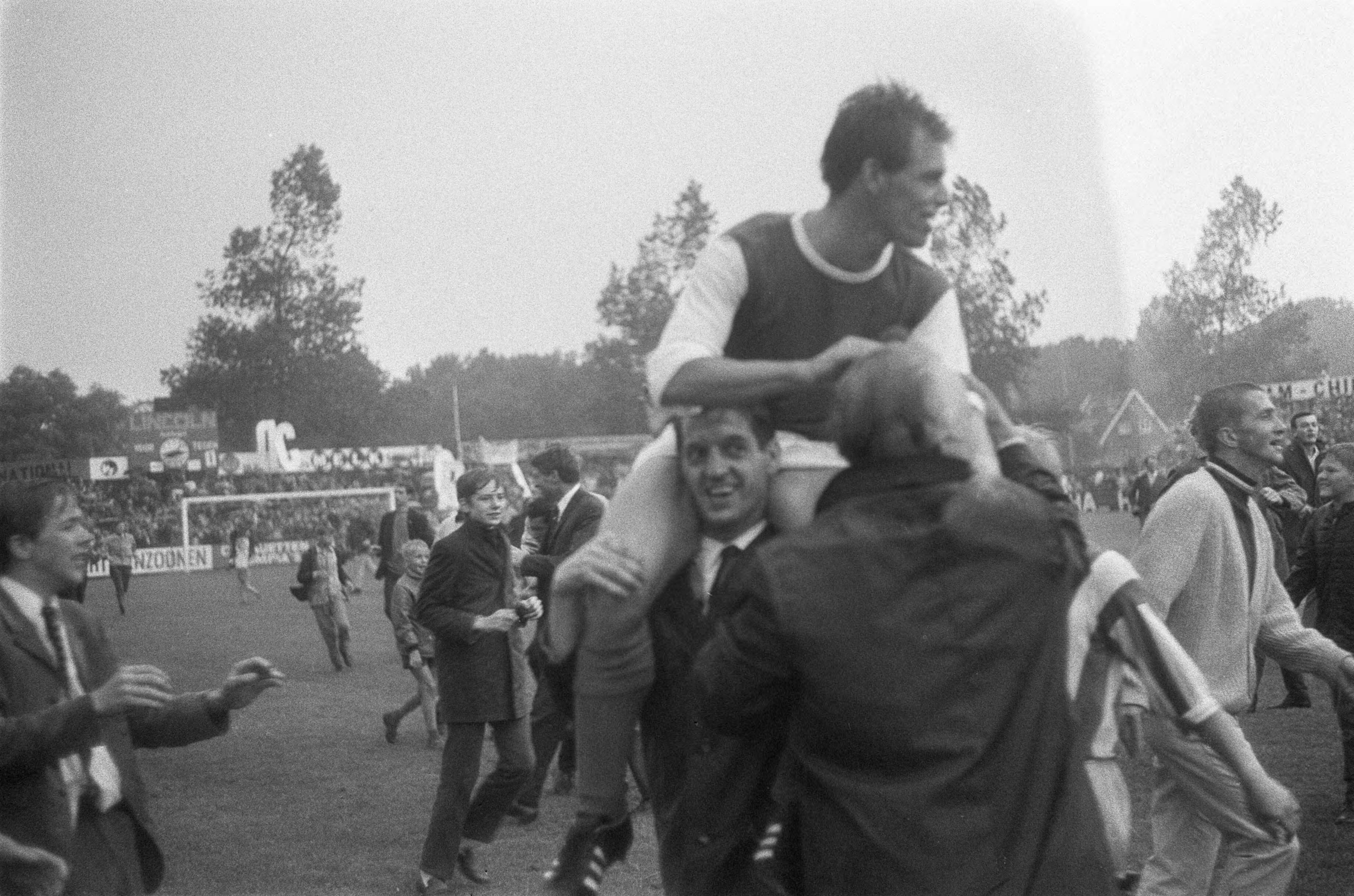 Fotocollectie Anefo — Kampioenschap Zondag-Amateurs, DCG wint met 2-1 van UVS. Spelers op schouders supporters — Foto: Koch, Eric / Anefo. Licentie: Set B: Rechtenvrij / Publiek Domein. Bron: Nationaal Archief. http://hdl.handle.net/10648/ab469ae8-d0b4-102d-bcf8-003048976d84