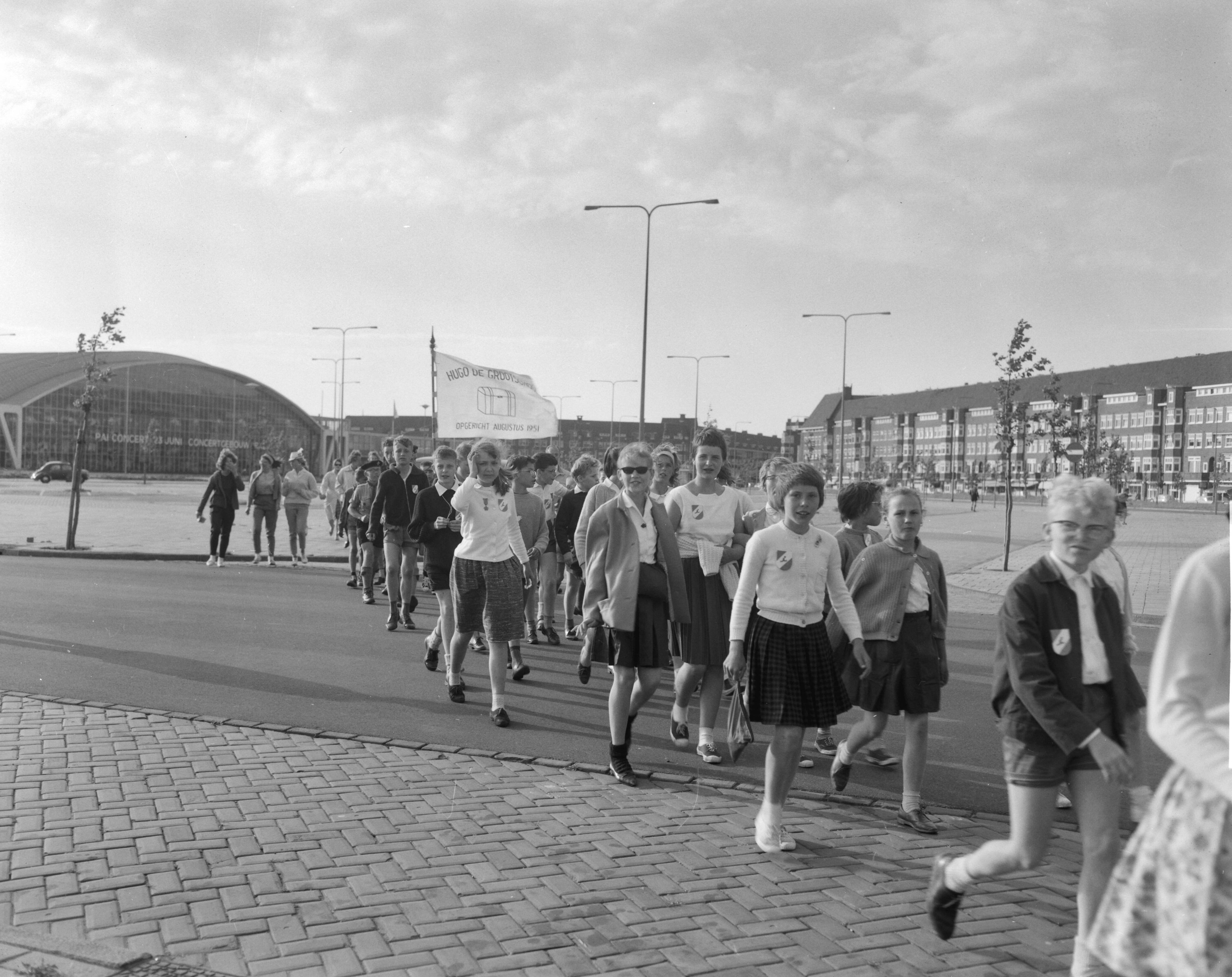 Fotocollectie Anefo — Avondvierdaagse. Vertrek van RAI-gebouw te Amsterdam — Foto: Bilsen, Joop van / Anefo. Licentie: Set B: Rechtenvrij / Publiek Domein. Bron: Nationaal Archief. http://hdl.handle.net/10648/aa0cfe92-d0b4-102d-bcf8-003048976d84