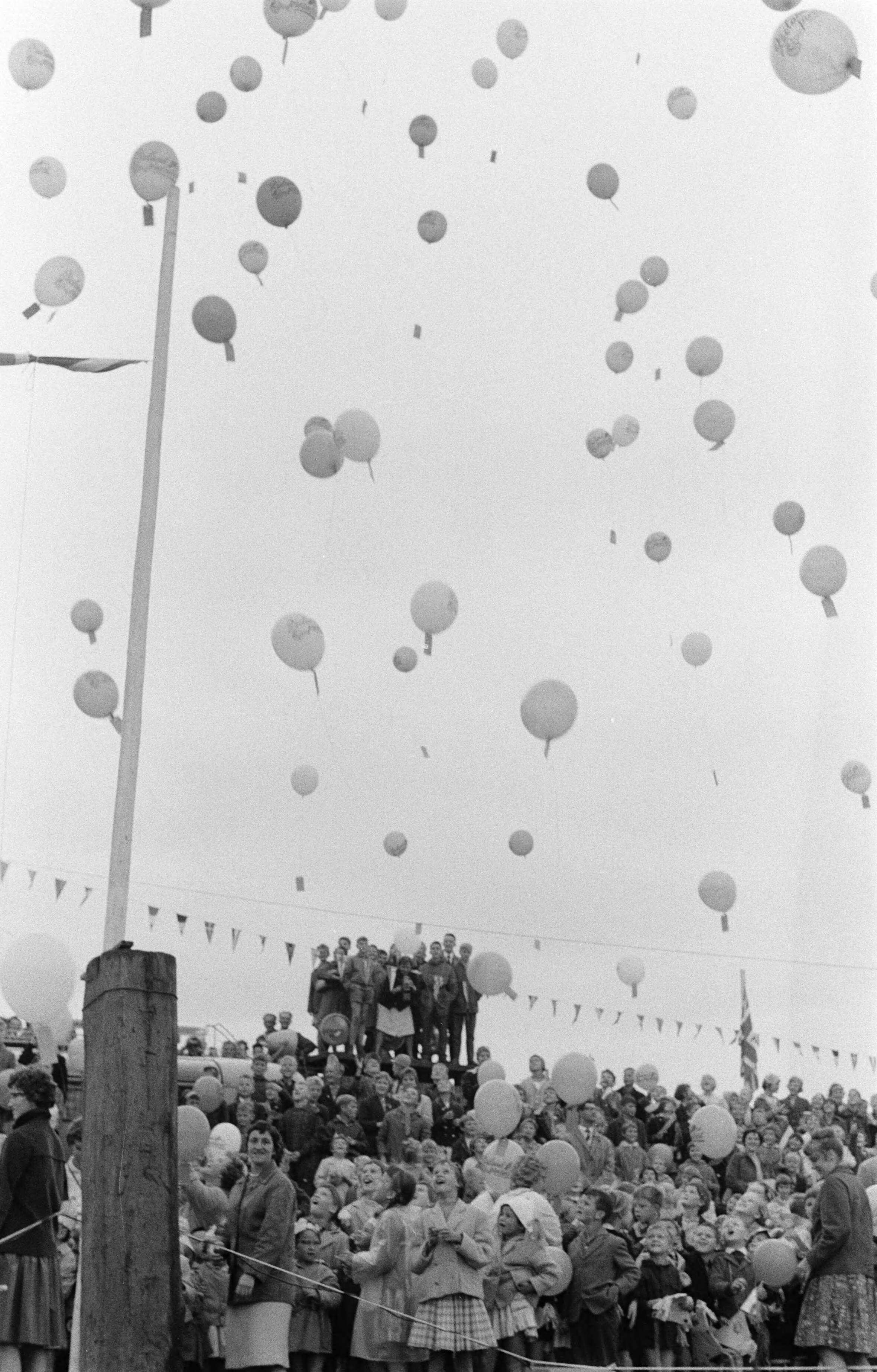 Fotocollectie Anefo — Oesterfeest in Yerseke. Oplaten van ballonnen — Foto: Pot, Harry / Anefo. Licentie: Set B: Rechtenvrij / Publiek Domein. Bron: Nationaal Archief. http://hdl.handle.net/10648/a9e199a0-d0b4-102d-bcf8-003048976d84