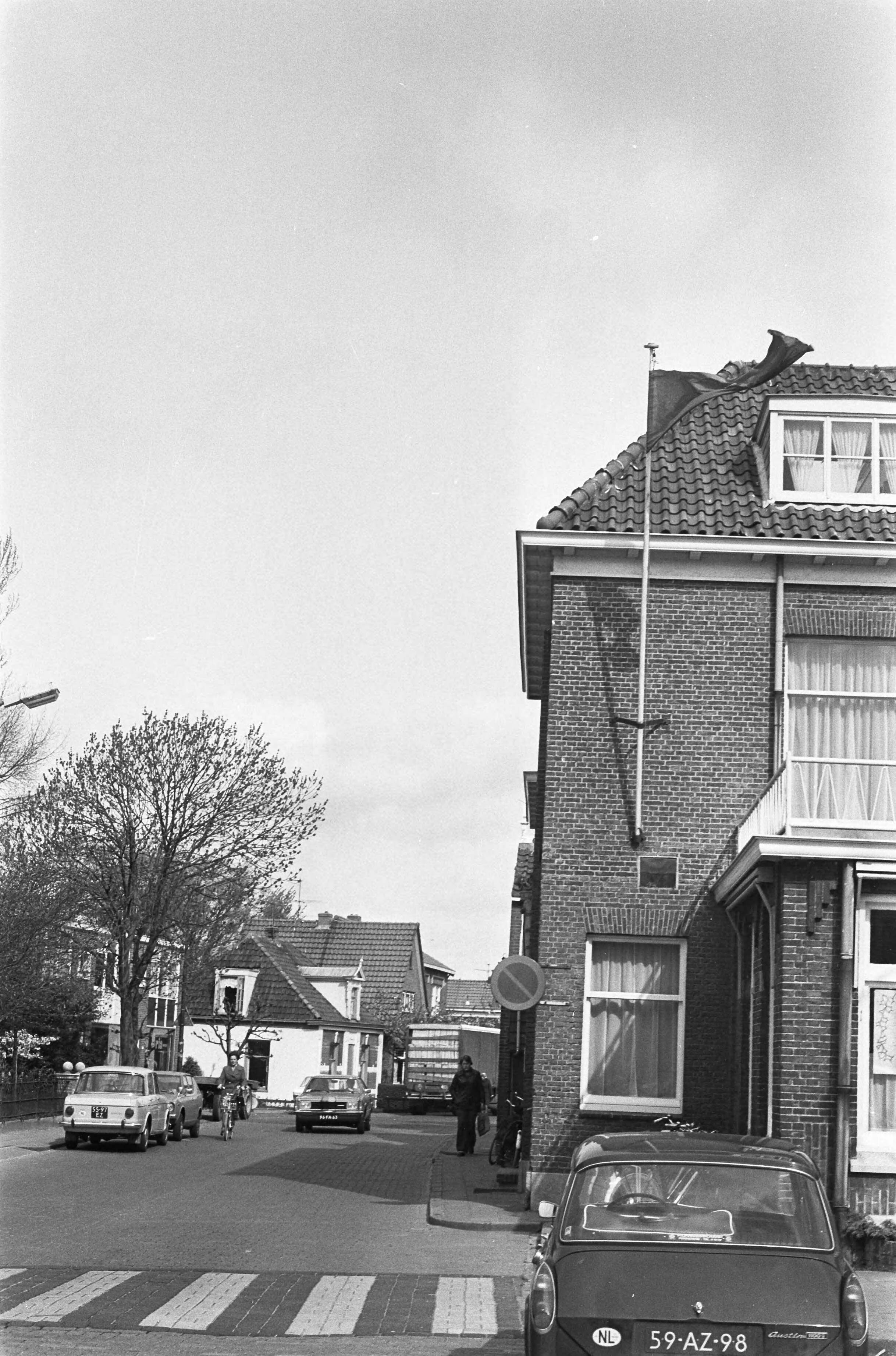 1 mei (Dag van de Arbeid) in Oostzaan — Rode vlag aan het gemeentehuis — Foto: Mieremet, Rob / Anefo. Licentie: Set B: Rechtenvrij / Publiek Domein. Bron: Nationaal Archief. http://hdl.handle.net/10648/ac67bc72-d0b4-102d-bcf8-003048976d84