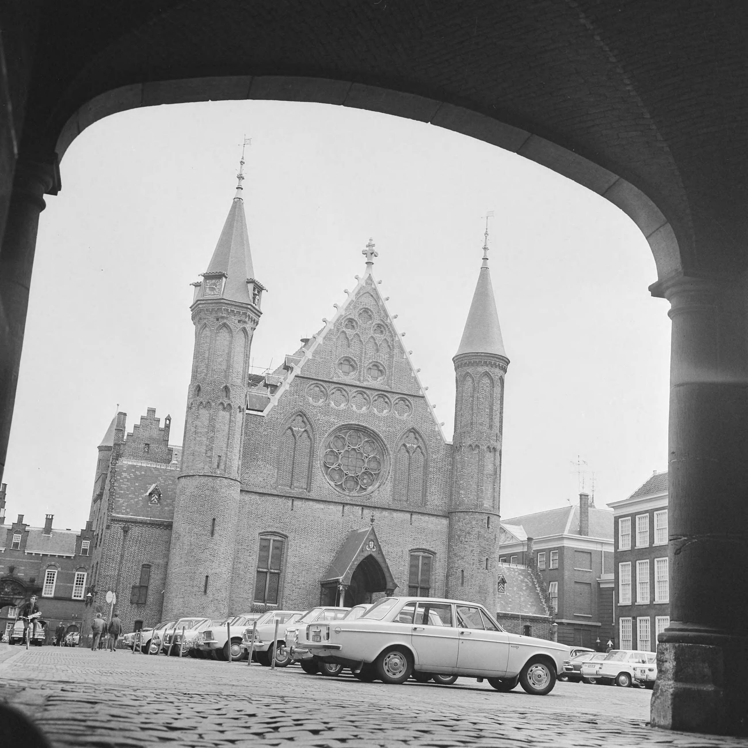 Fotocollectie Anefo — Overzicht Binnenhof Den Haag , ext.: Ridderzaal gebouw — Foto: Evers, Joost / Anefo. Licentie: Set B: Rechtenvrij / Publiek Domein. Bron: Nationaal Archief. http://hdl.handle.net/10648/ab77c5a0-d0b4-102d-bcf8-003048976d84