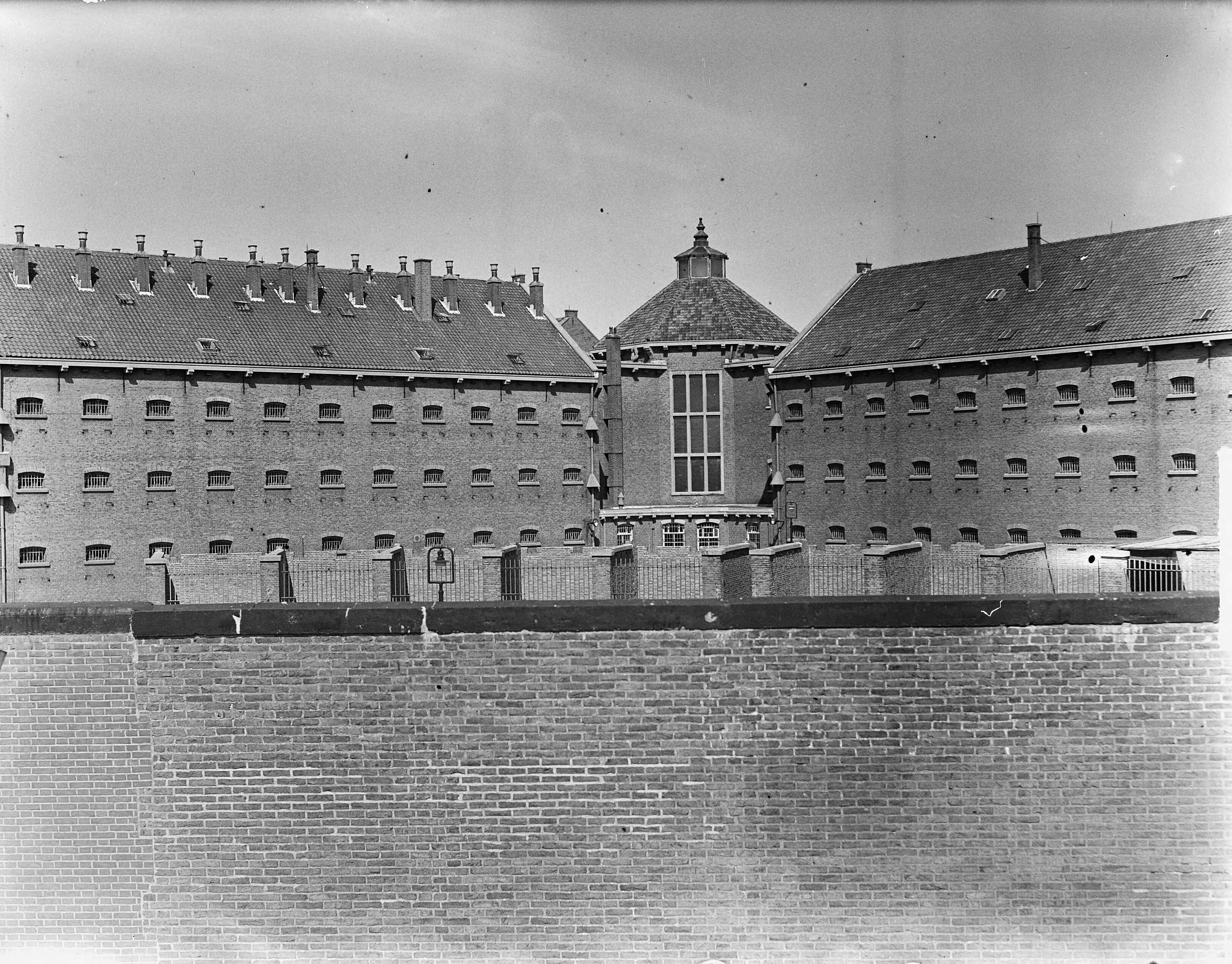 Fotocollectie Anefo — Gevangenis Scheveningen — Foto: Oorschot, […] van / Anefo. Licentie: Set B: Rechtenvrij / Publiek Domein. Bron: Nationaal Archief. http://hdl.handle.net/10648/a8d83690-d0b4-102d-bcf8-003048976d84