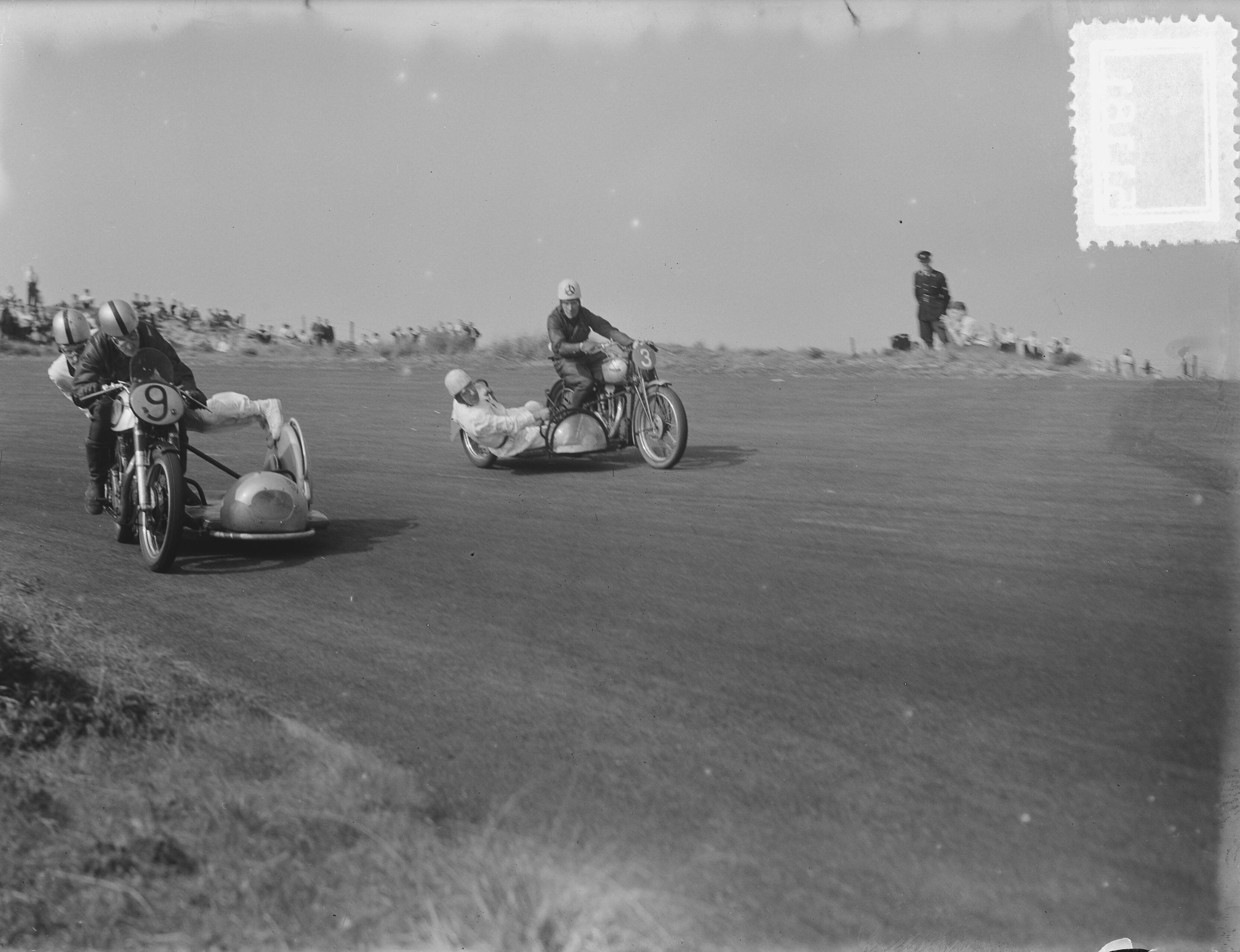 Motorraces op het circuit van Zandvoort — Motorraces op het circuit van Zandvoort. Zijspannen — Foto: Bilsen, Joop van / Anefo. Licentie: Set B: Rechtenvrij / Publiek Domein. Bron: Nationaal Archief. http://hdl.handle.net/10648/a8f9fdca-d0b4-102d-bcf8-003048976d84