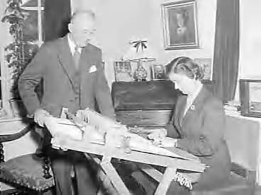 Fotocollectie Anefo — Burgemeester van Eindhoven H.A.M.T. van Kolfschoten genoemd als kandidaat voor Den Haag — Foto: Bilsen, Joop van / Anefo. Licentie: Set B: Rechtenvrij / Publiek Domein. Bron: Nationaal Archief. http://hdl.handle.net/10648/a954f91e-d0b4-102d-bcf8-003048976d84