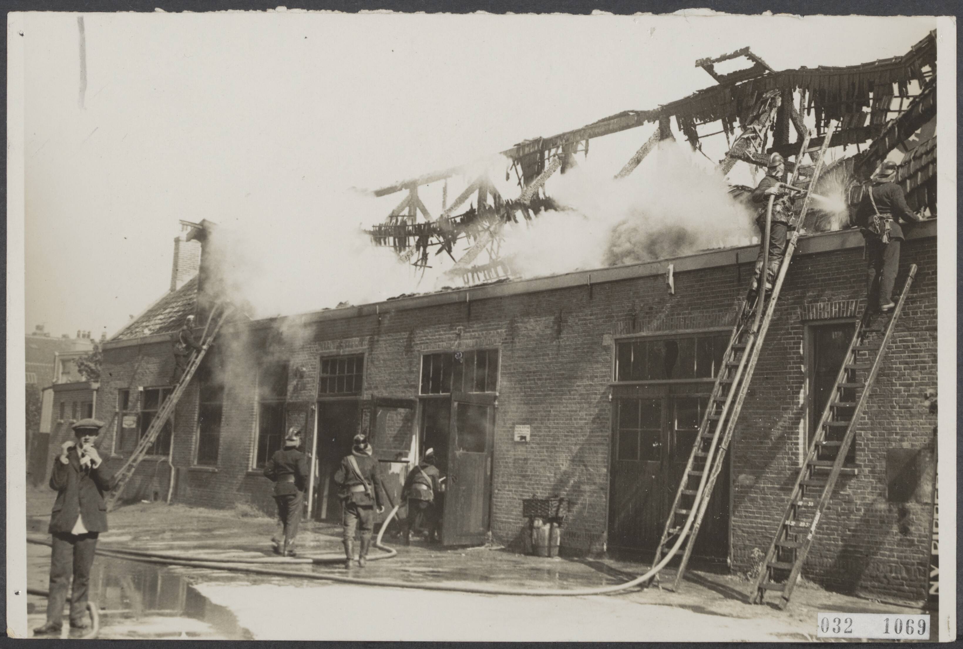 Fotocollectie Elsevier Binnenland — Brand in een opslagplaats te Haarlem — Foto: N.V. Vereenigde Fotobureaux. Licentie: Set B: Rechtenvrij / Publiek Domein. Bron: Nationaal Archief. http://hdl.handle.net/10648/ade525f8-d0b4-102d-bcf8-003048976d84