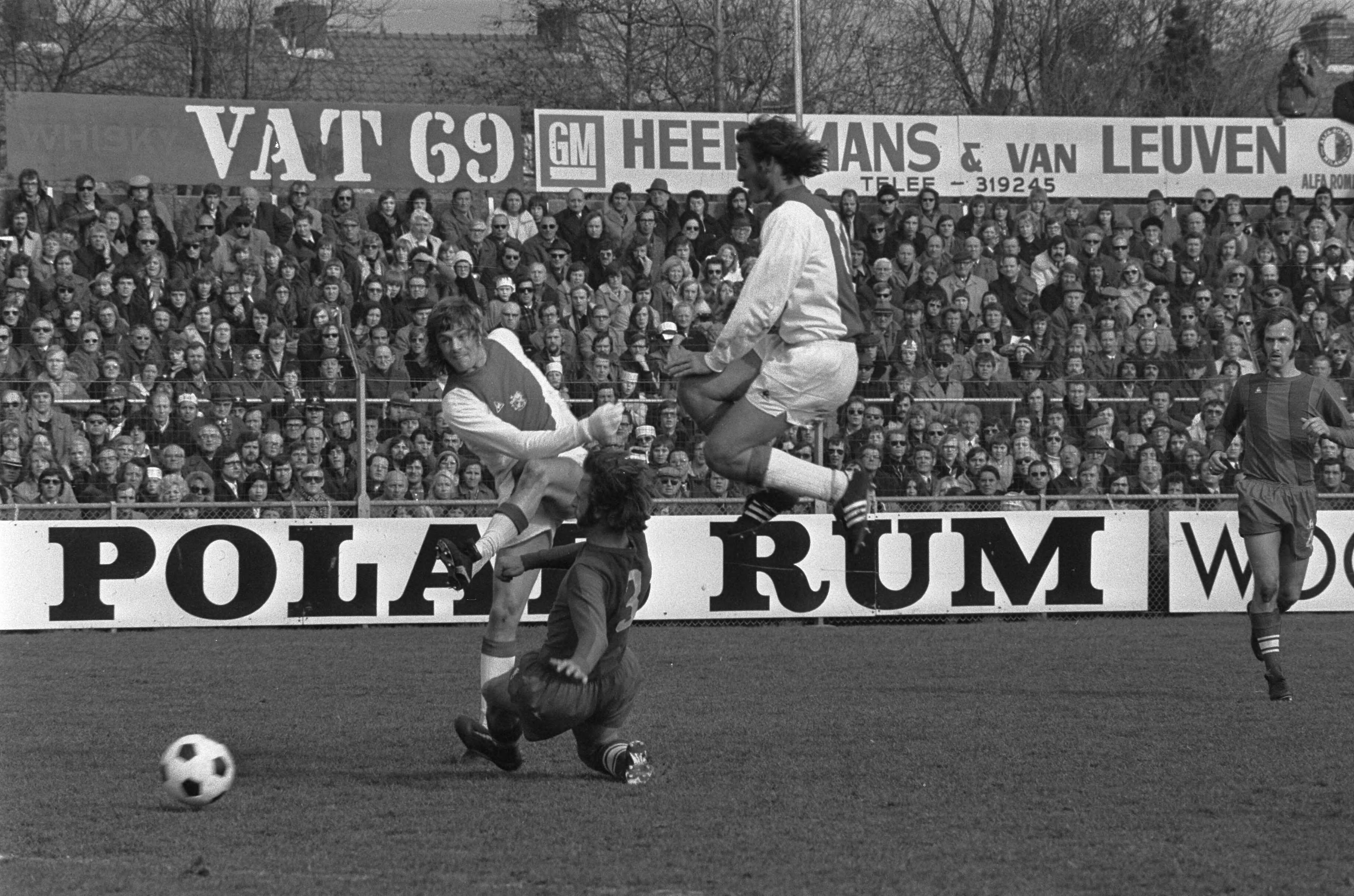 Haarlem tegen AjaxL: 0-1 — V.l.n.r. Rep, Hoeben (Haarlem) en Neeskens — Foto: Fotograaf Onbekend / Anefo. Licentie: Set B: Rechtenvrij / Publiek Domein. Bron: Nationaal Archief. http://hdl.handle.net/10648/ac457b08-d0b4-102d-bcf8-003048976d84